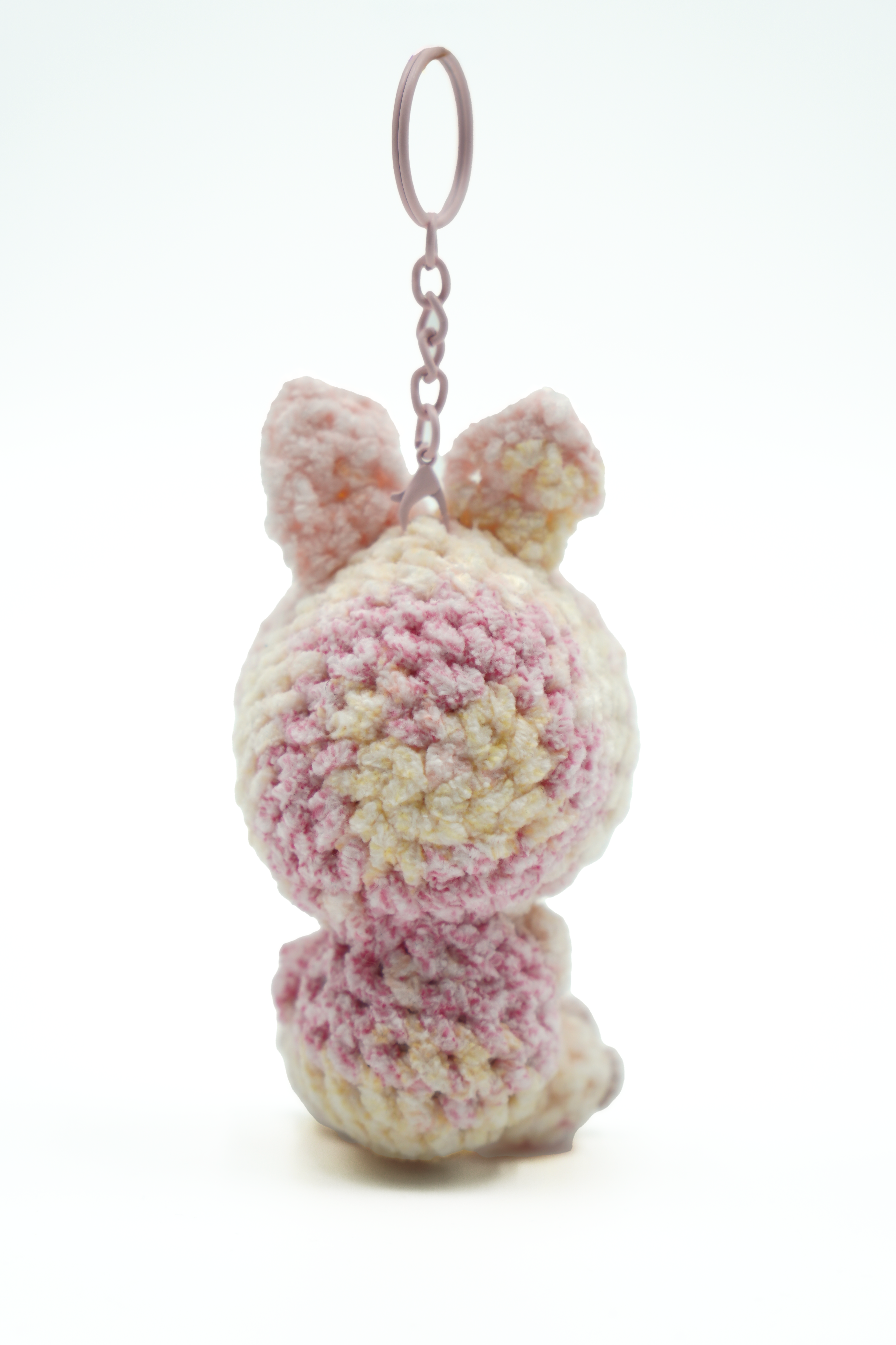 Mini Labubu peludo con dije de ganchillo