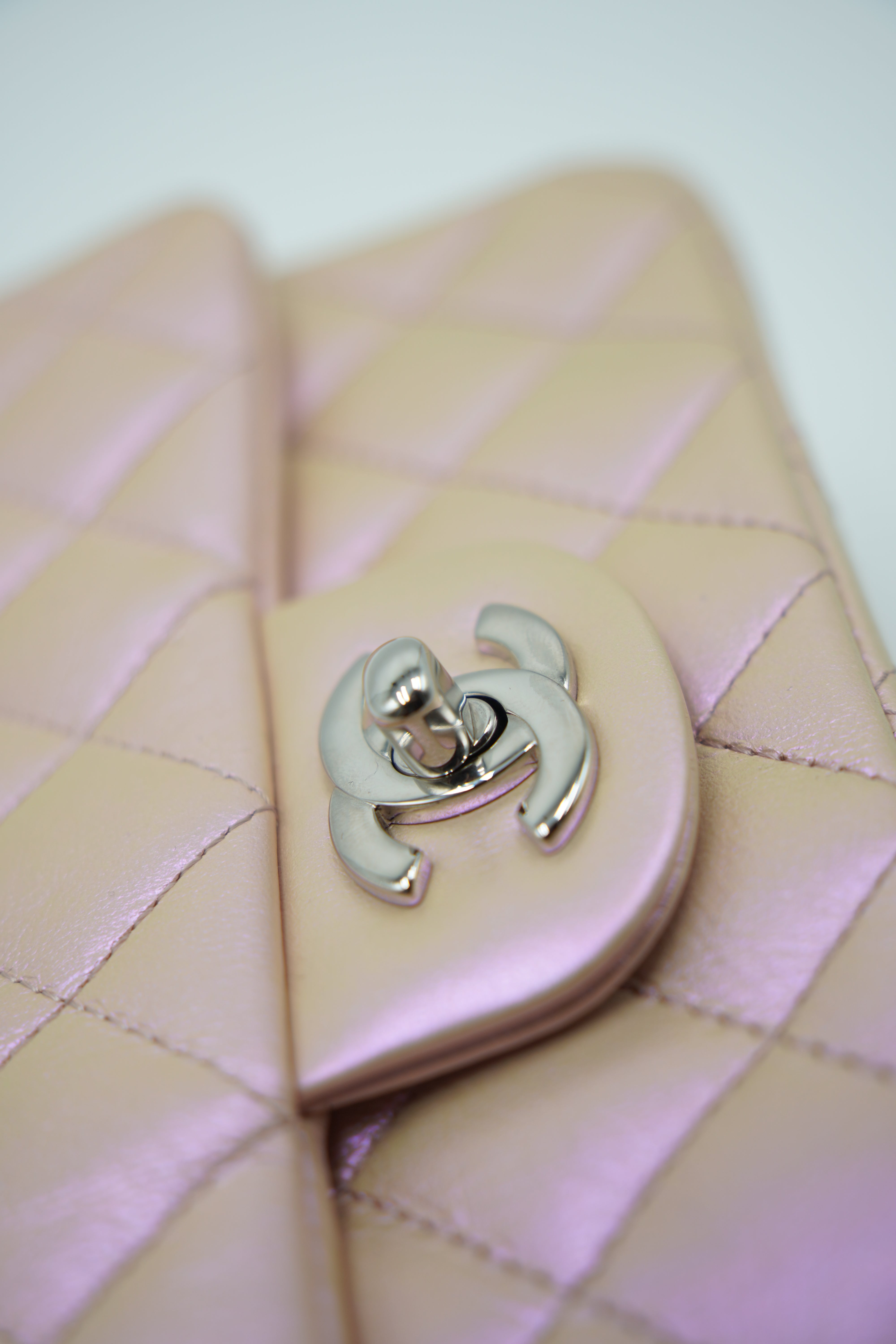 Chanel Borsa Classic Mini Flap Iridescent Ivory