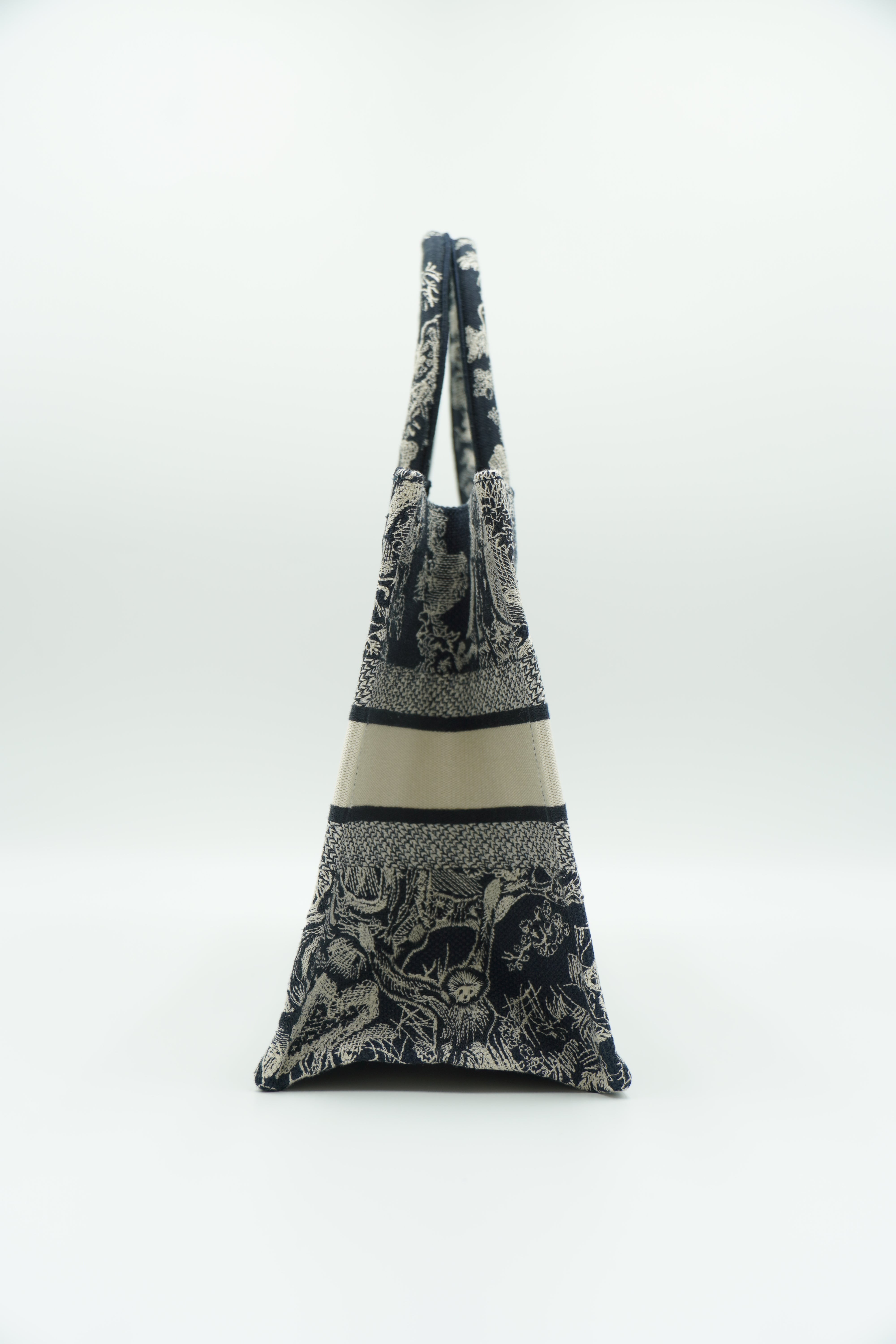 Dior Borsa Tote Book Medium Embroidered Blue Ecru - Usato Autentico