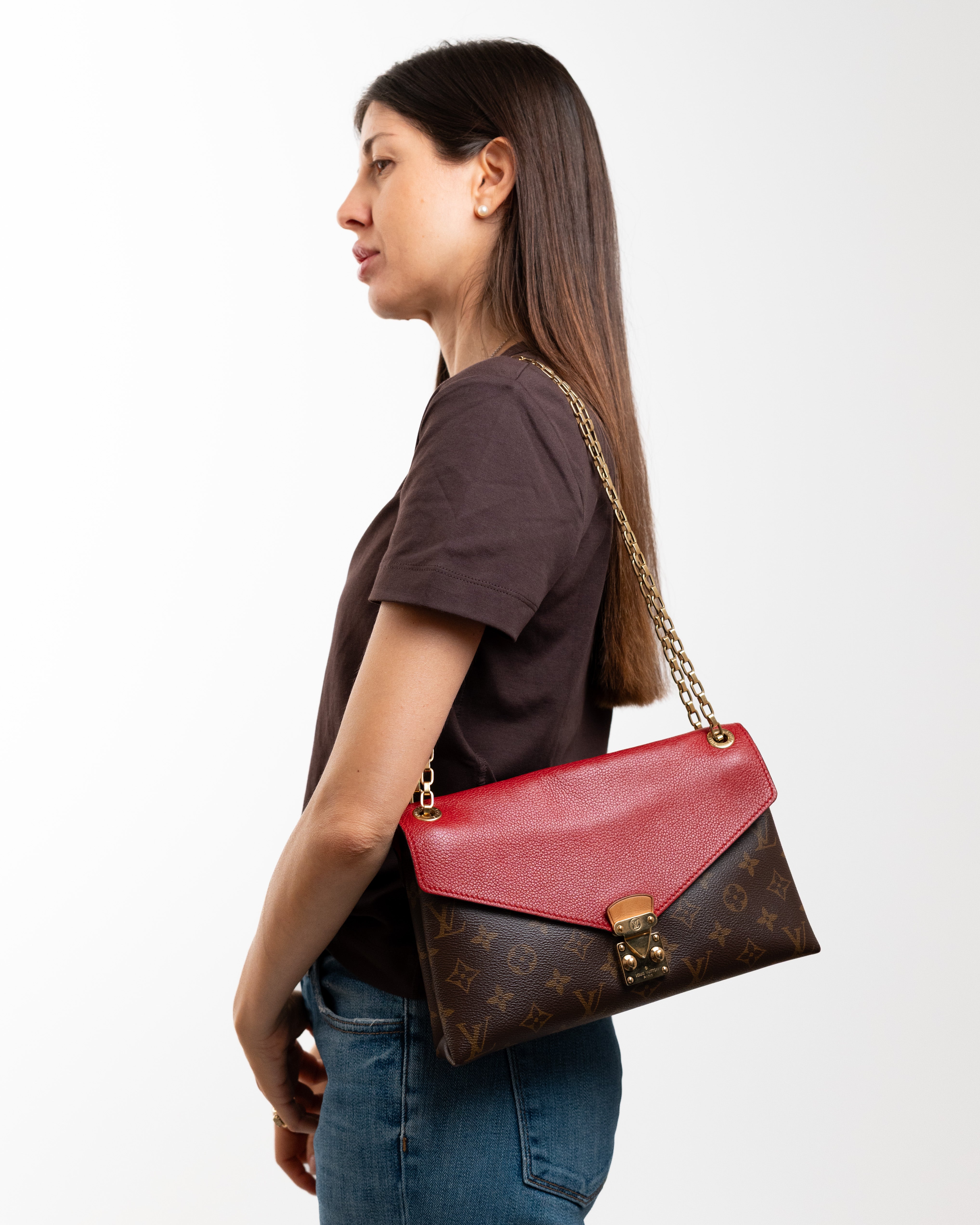 Louis Vuitton Borsa Tracolla Pallas Chain Monogram e Pelle Rossa indossata, riferimento dimensioni - Aurea Luxury Lab