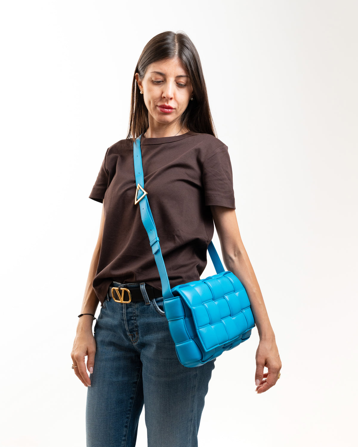 Bottega Veneta Borsa Padded Cassette Pelle Nappa Celeste indossata a spalla, riferimento proporzioni - Aurea Luxury Lab
