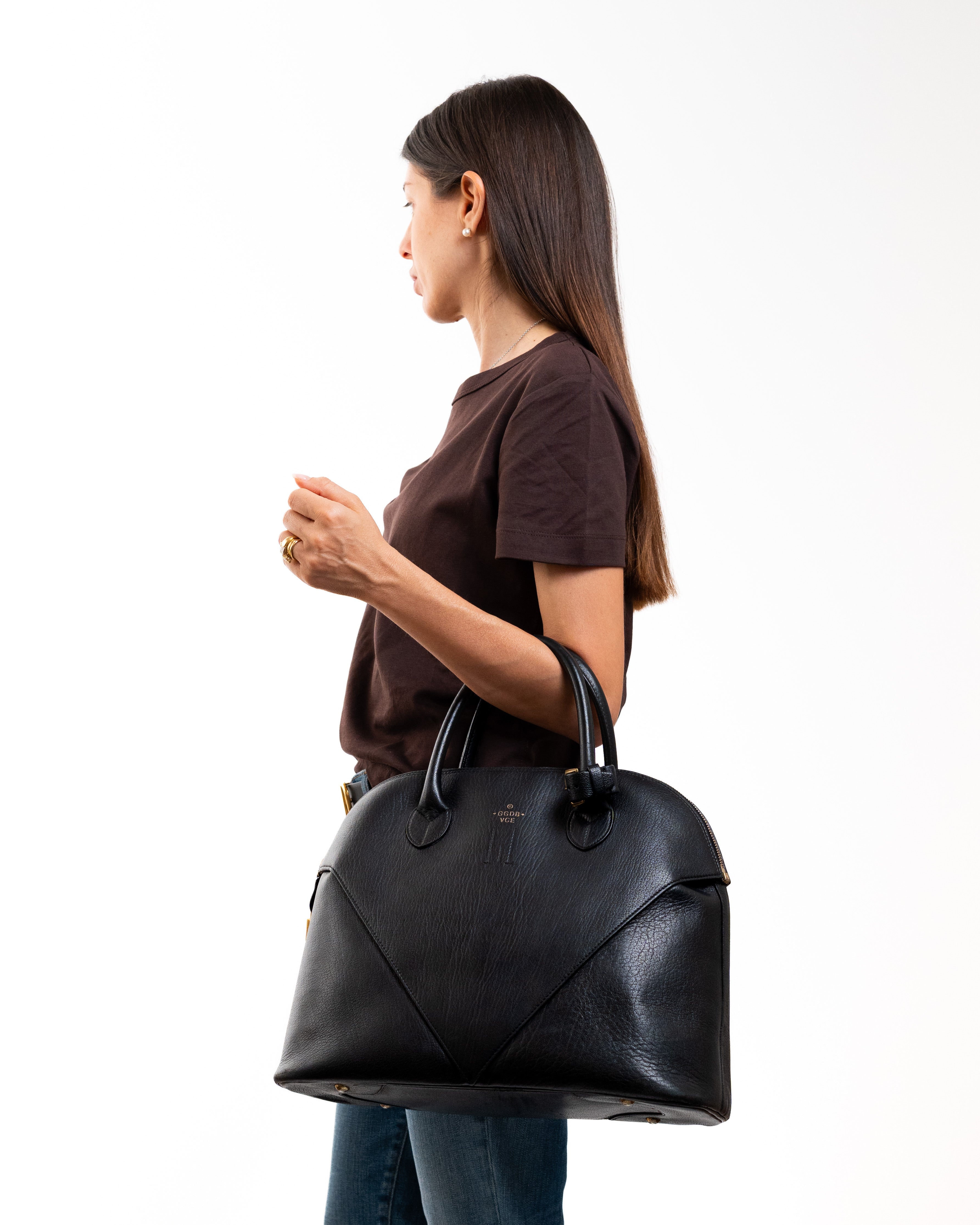 Golden Goose Borsa Olivia Pelle Nera indossata a spalla, riferimento proporzioni - Aurea Luxury Lab