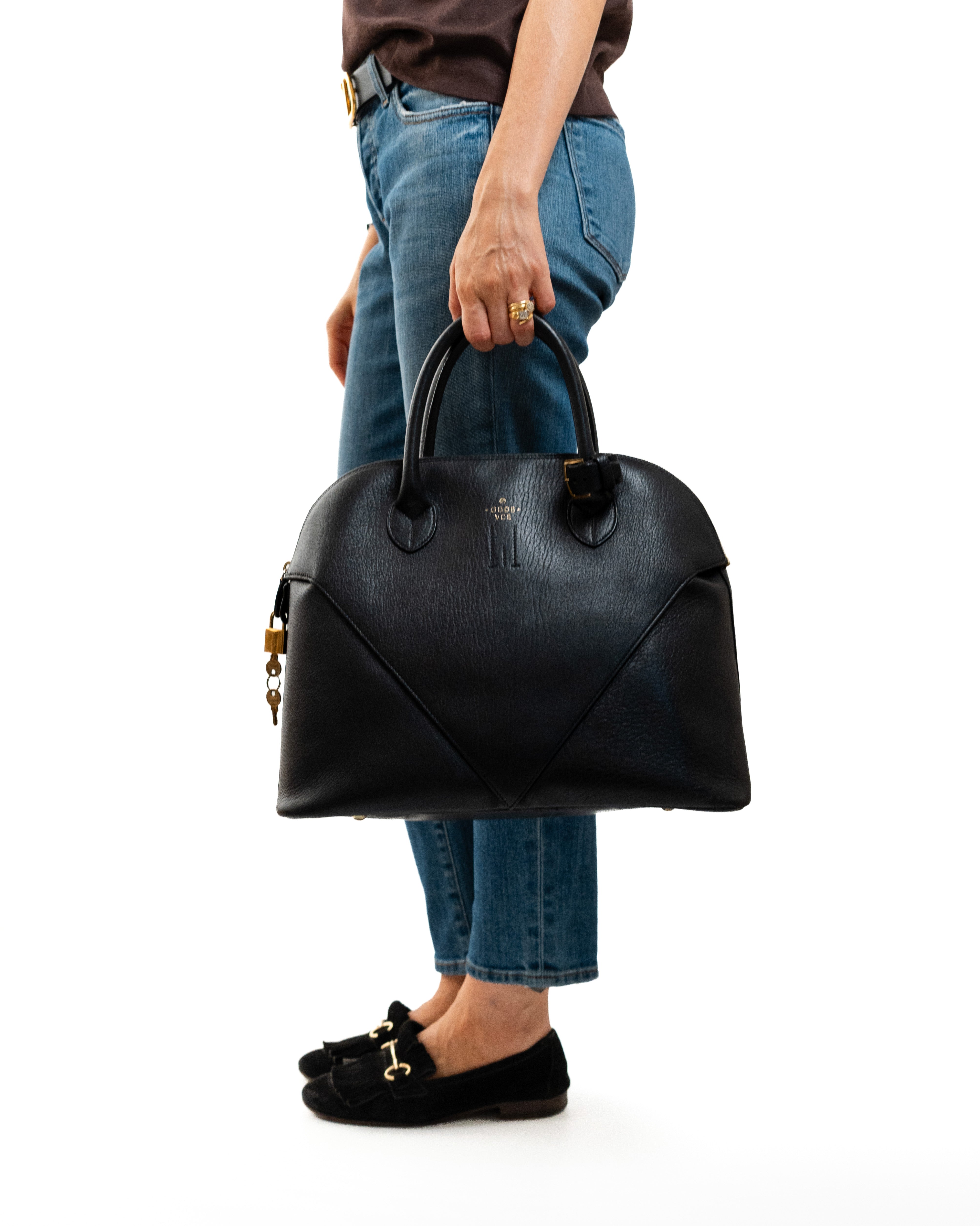 Golden Goose Borsa Olivia Pelle Nera indossata, riferimento dimensioni - Aurea Luxury Lab