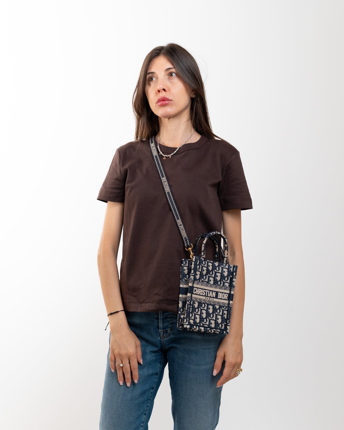 Dior Borsa Tracolla Mini Book Tote Blu indossata, riferimento dimensioni - Aurea Luxury Lab