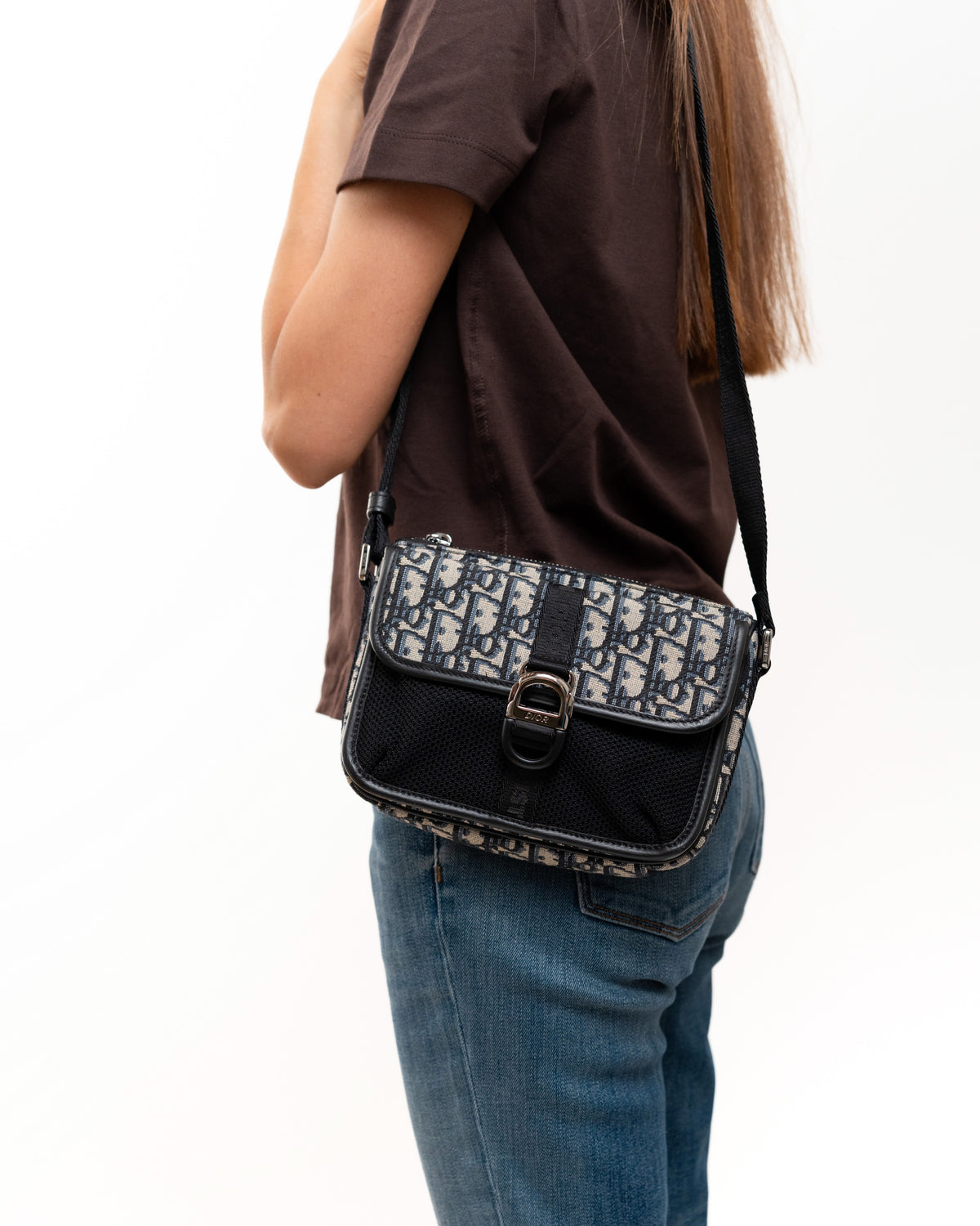 Dior Borsa a Tracolla Monogram Blu e Pelle Nera indossata, riferimento dimensioni - Aurea Luxury Lab