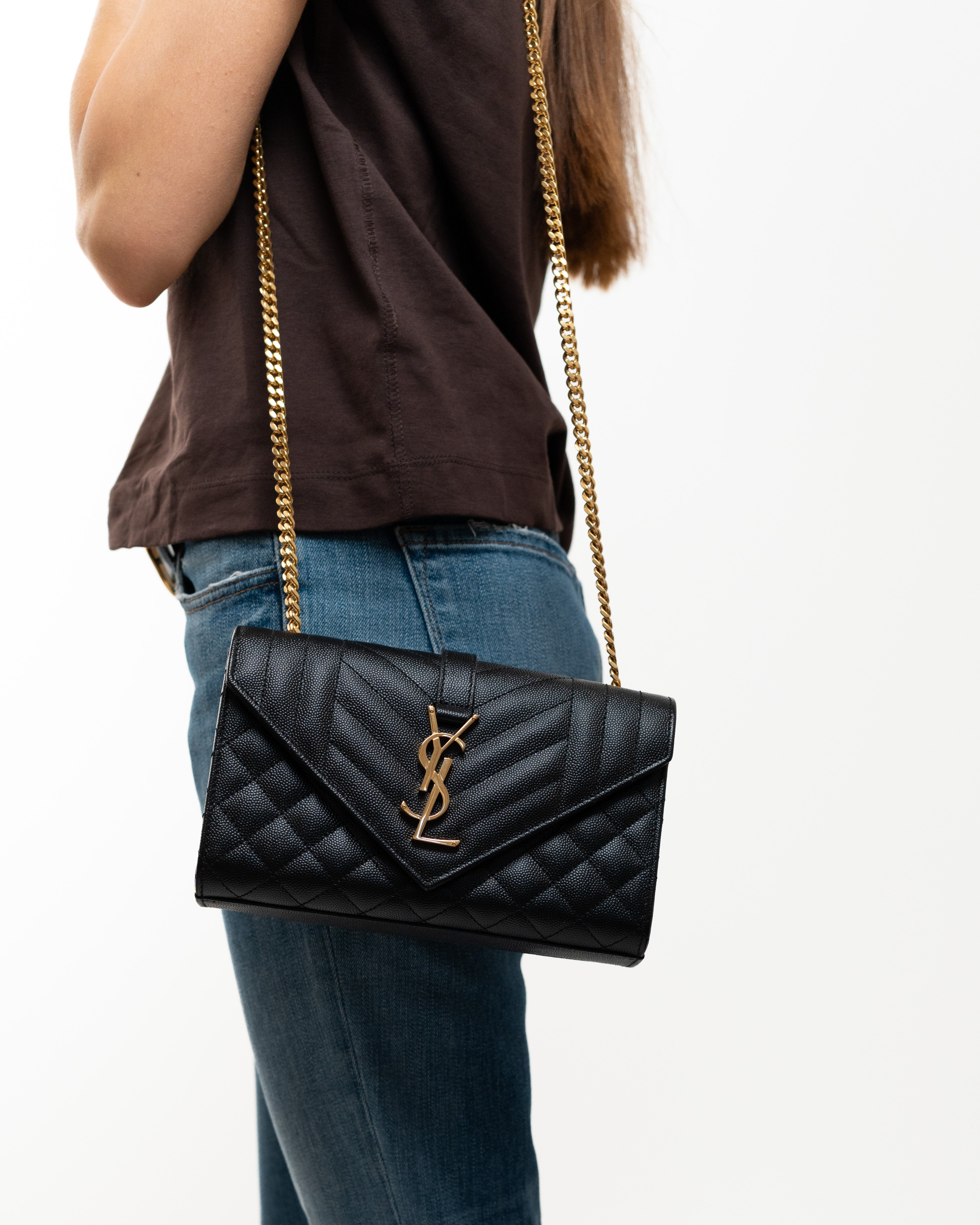 Saint Laurent Borsa Envelope Small Tracolla Pelle Nera indossata, riferimento dimensioni - Aurea Luxury Lab