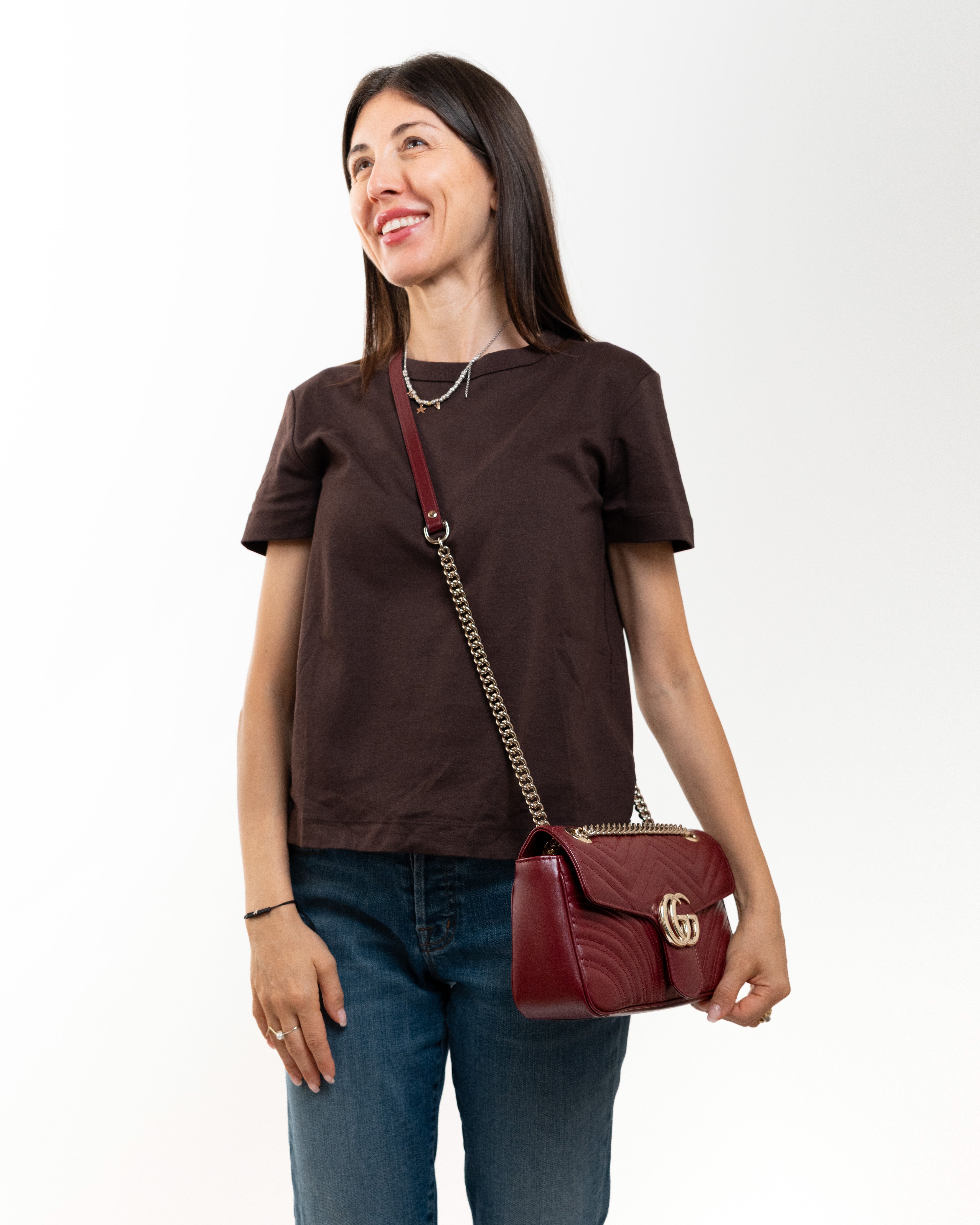 Gucci Borsa Marmont Media Pelle Burgundi indossata a spalla, riferimento proporzioni - Aurea Luxury Lab