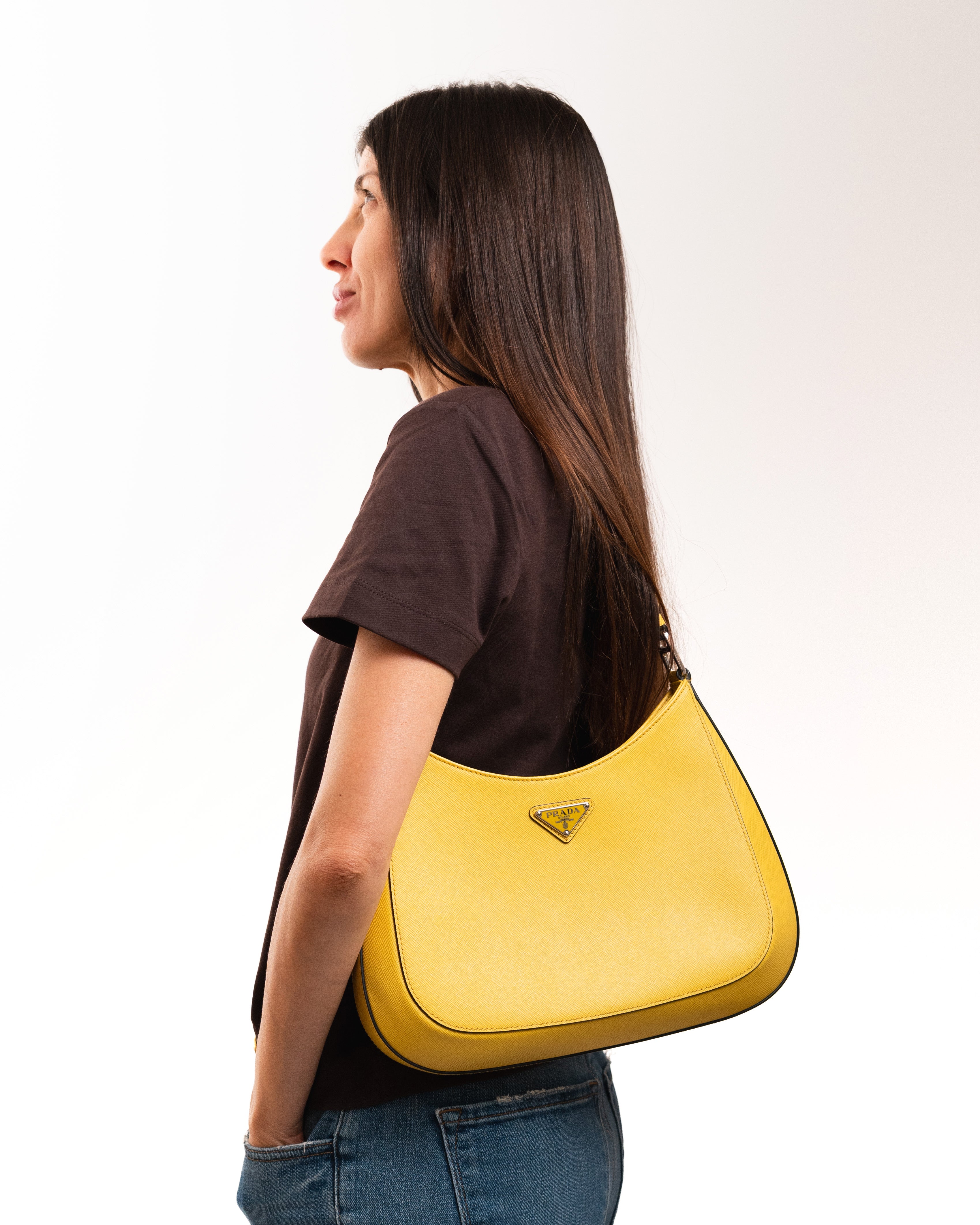Prada Borsa Cleo Pelle Spazzolata Gialla indossata, riferimento dimensioni - Aurea Luxury Lab