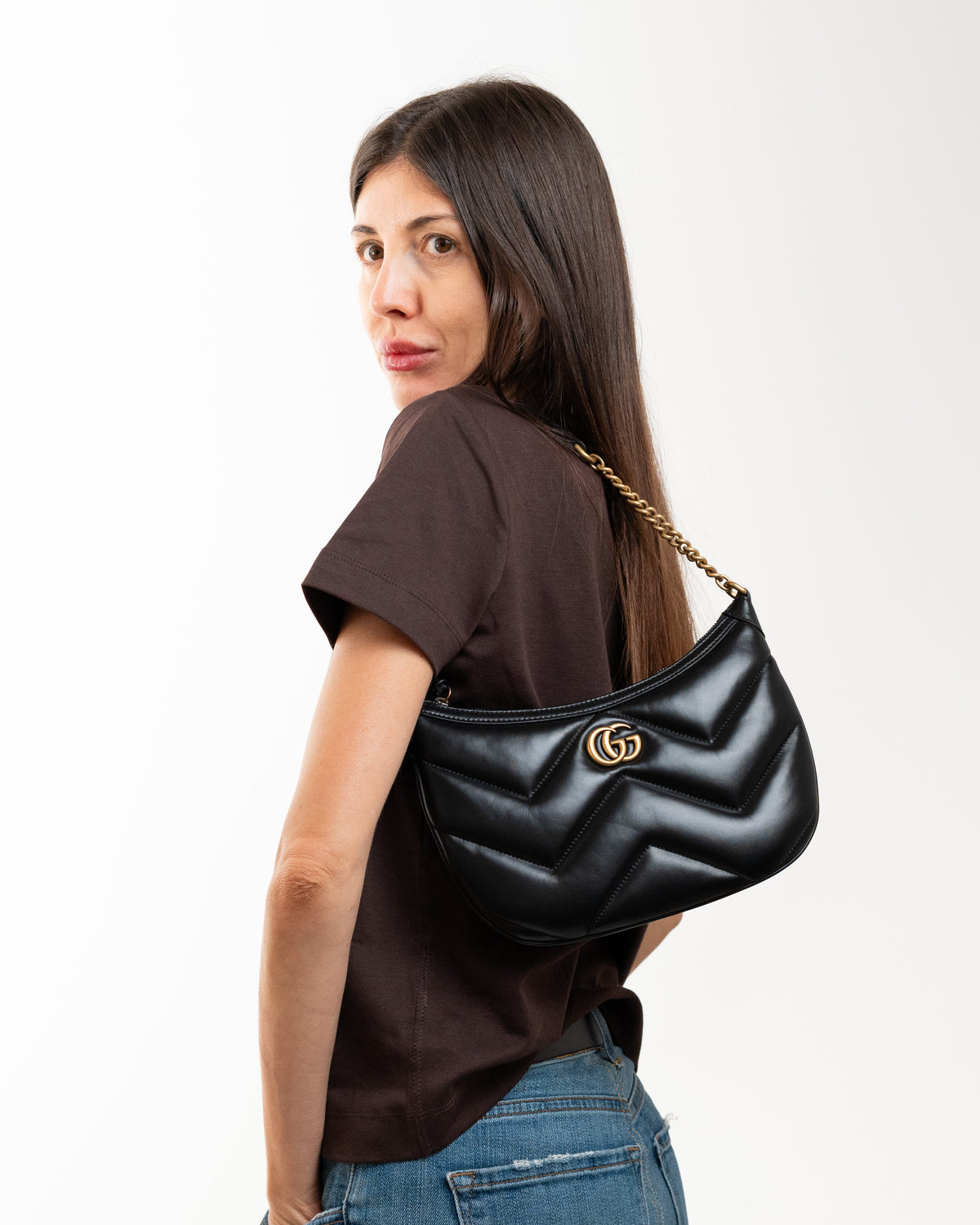 Gucci Borsa A Spalla Marmont Pelle Nera indossata a spalla, riferimento proporzioni - Aurea Luxury Lab