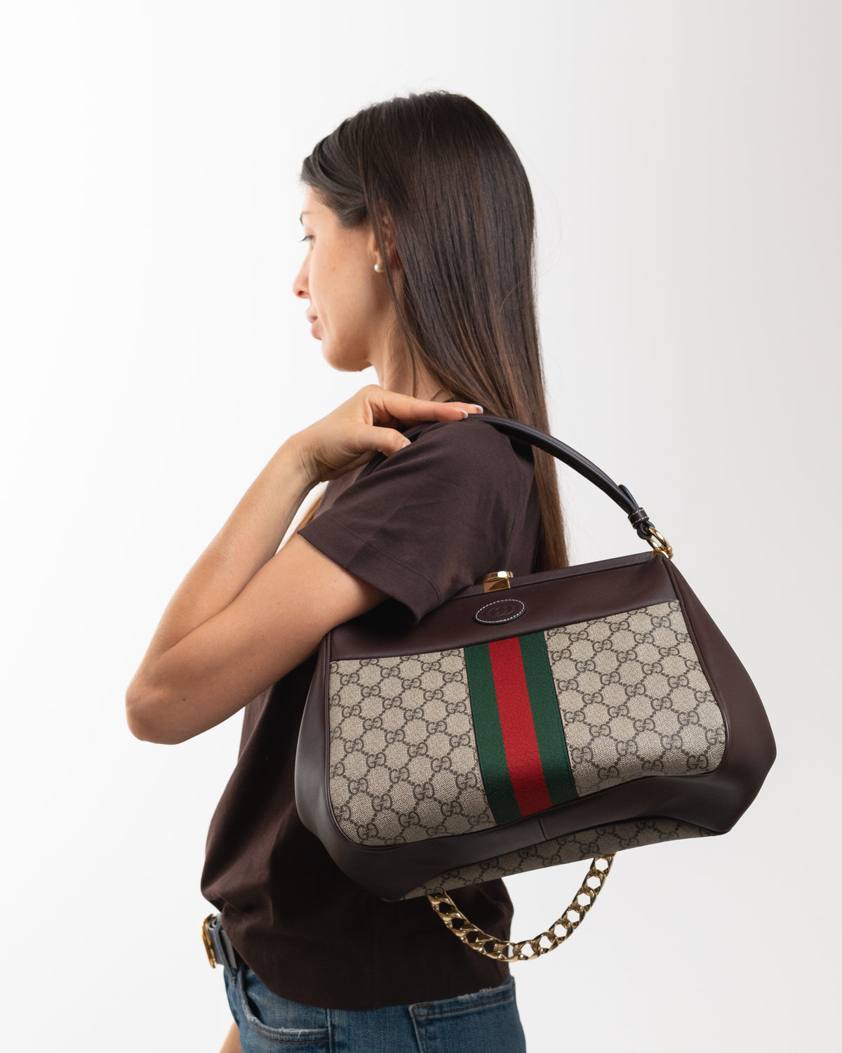 Gucci Borsa Ophidia Virgo Supreme indossata a spalla, riferimento proporzioni - Aurea Luxury Lab