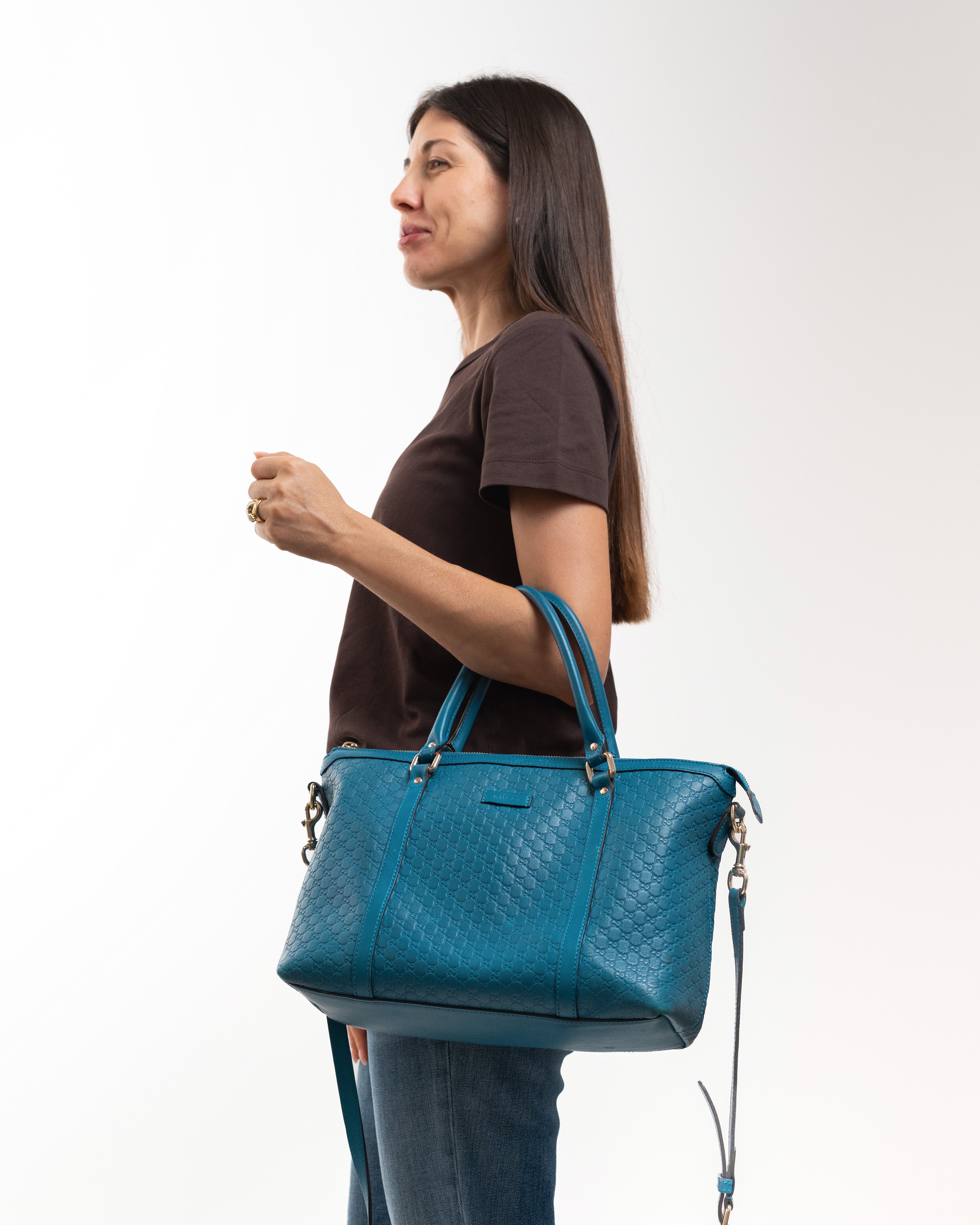 Gucci Borsa Bauletto Joy Pelle Microguccissima Celeste indossata, riferimento dimensioni - Aurea Luxury Lab