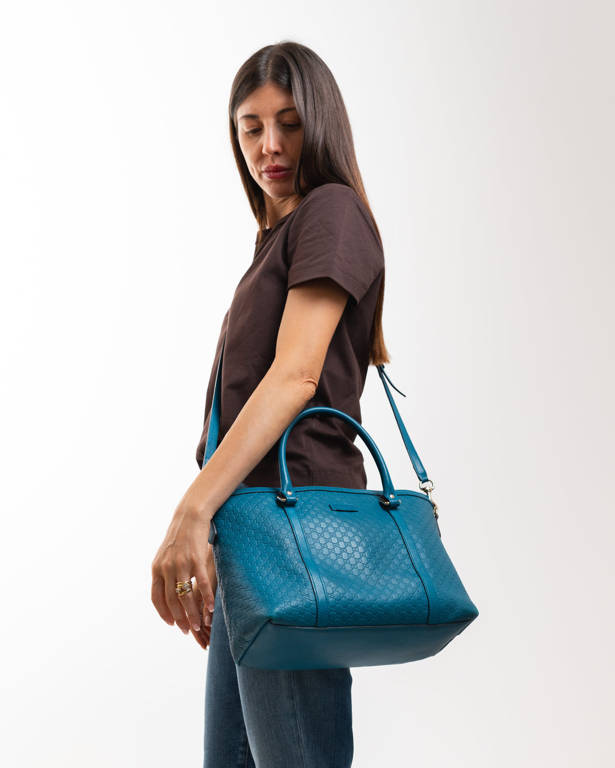 Gucci Borsa Bauletto Joy Pelle Microguccissima Celeste indossata a spalla, riferimento proporzioni - Aurea Luxury Lab