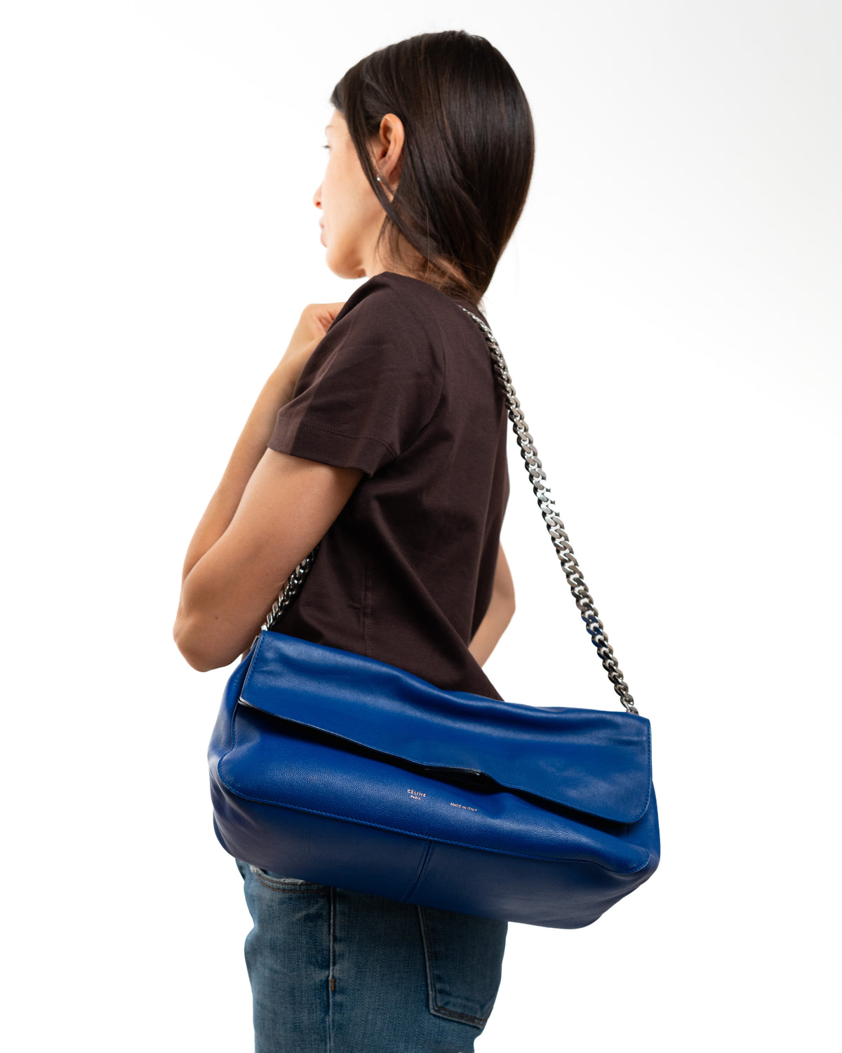 Celine Borsa Hobo Royal Blu Con Catena indossata, riferimento dimensioni - Aurea Luxury Lab