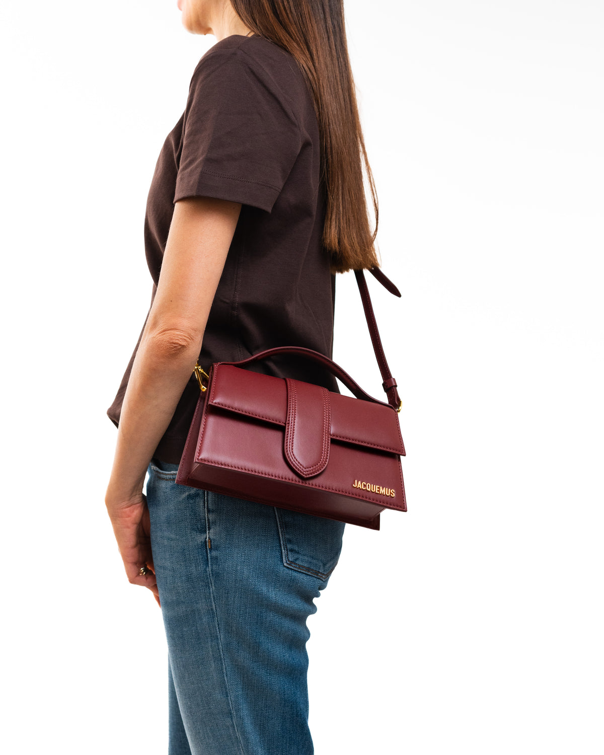Jacquemus Borsa Il Grande Bambino Burgundi indossata, riferimento dimensioni - Aurea Luxury Lab