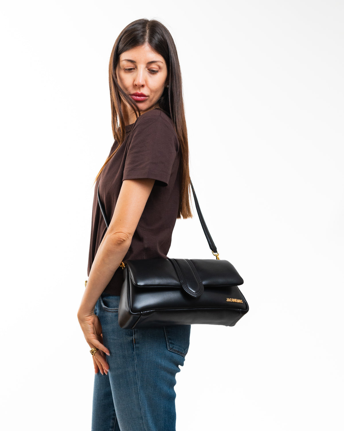Jacquemus Borsa Le Bambimou Pelle Di Agnello Nera indossata a spalla, riferimento proporzioni - Aurea Luxury Lab