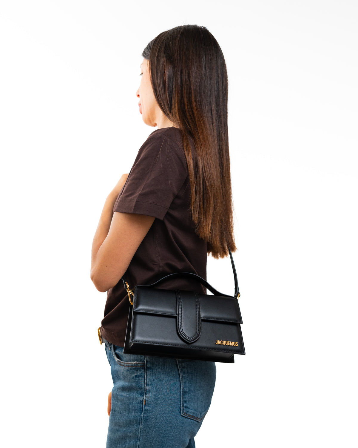 Jacquemus Borsa Il Grande Bambino Nero indossata, riferimento dimensioni - Aurea Luxury Lab