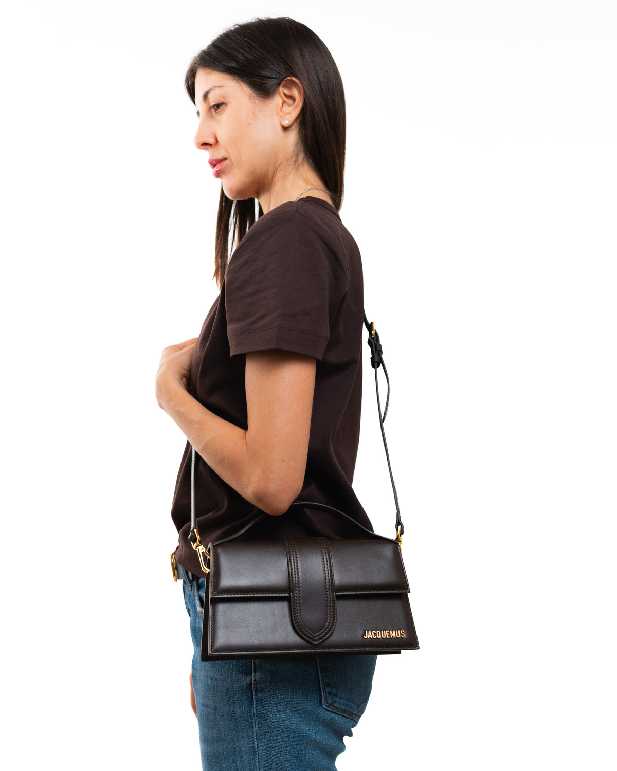 Jacquemus Borsa Il Grande Bambino Pelle Marrone Cioccolato indossata, riferimento dimensioni - Aurea Luxury Lab