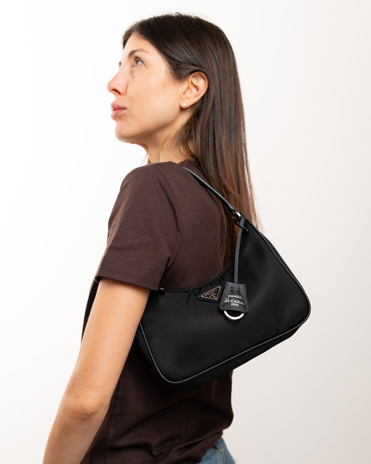 Prada Borsa Mini Re-Edition 2005 Nylon Nera indossata a tracolla, riferimento proporzioni - Aurea Luxury Lab