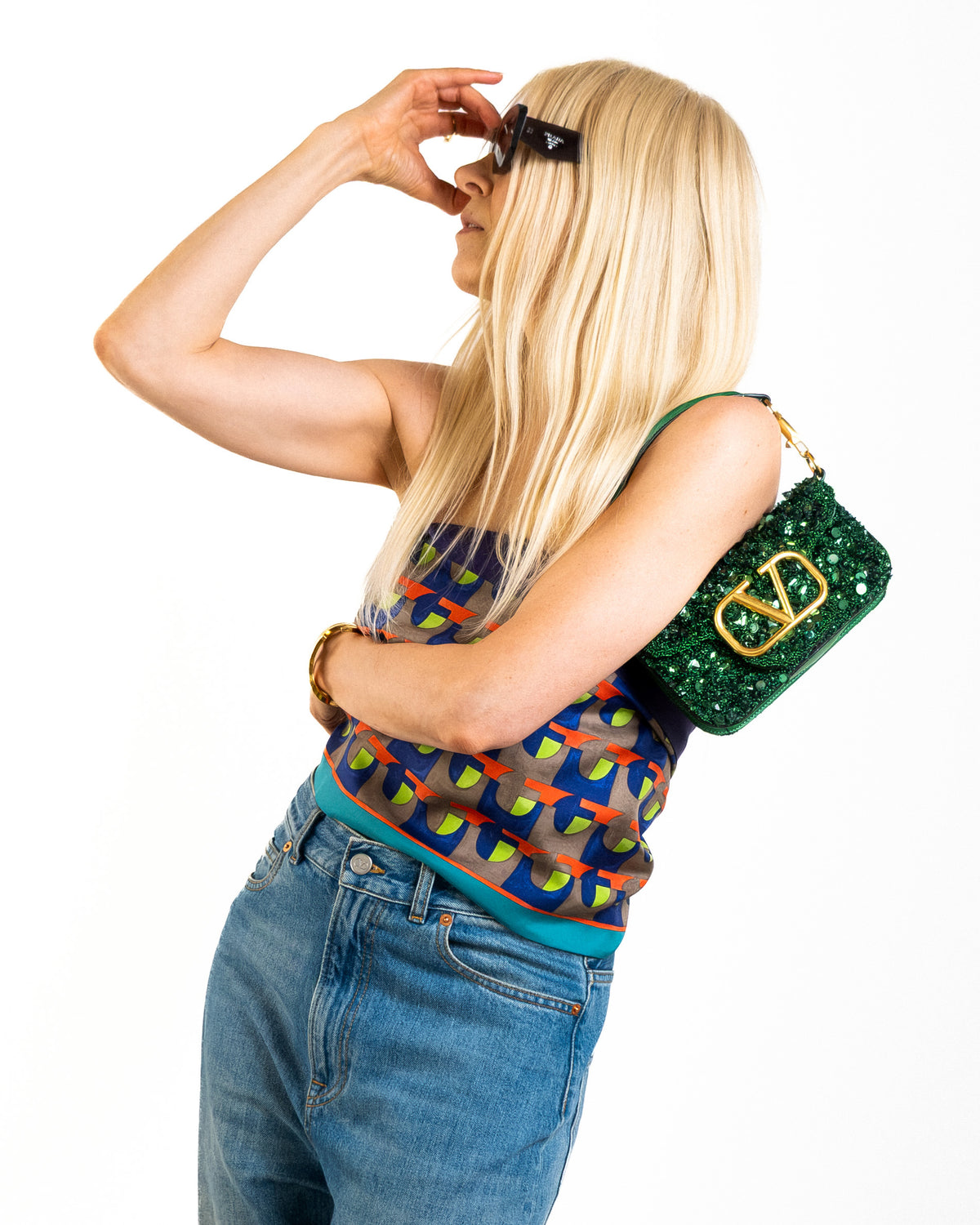 Valentino Garavani Borsa Locò Con Paillettes Verde indossata a mano, riferimento dimensioni - Aurea Luxury Lab