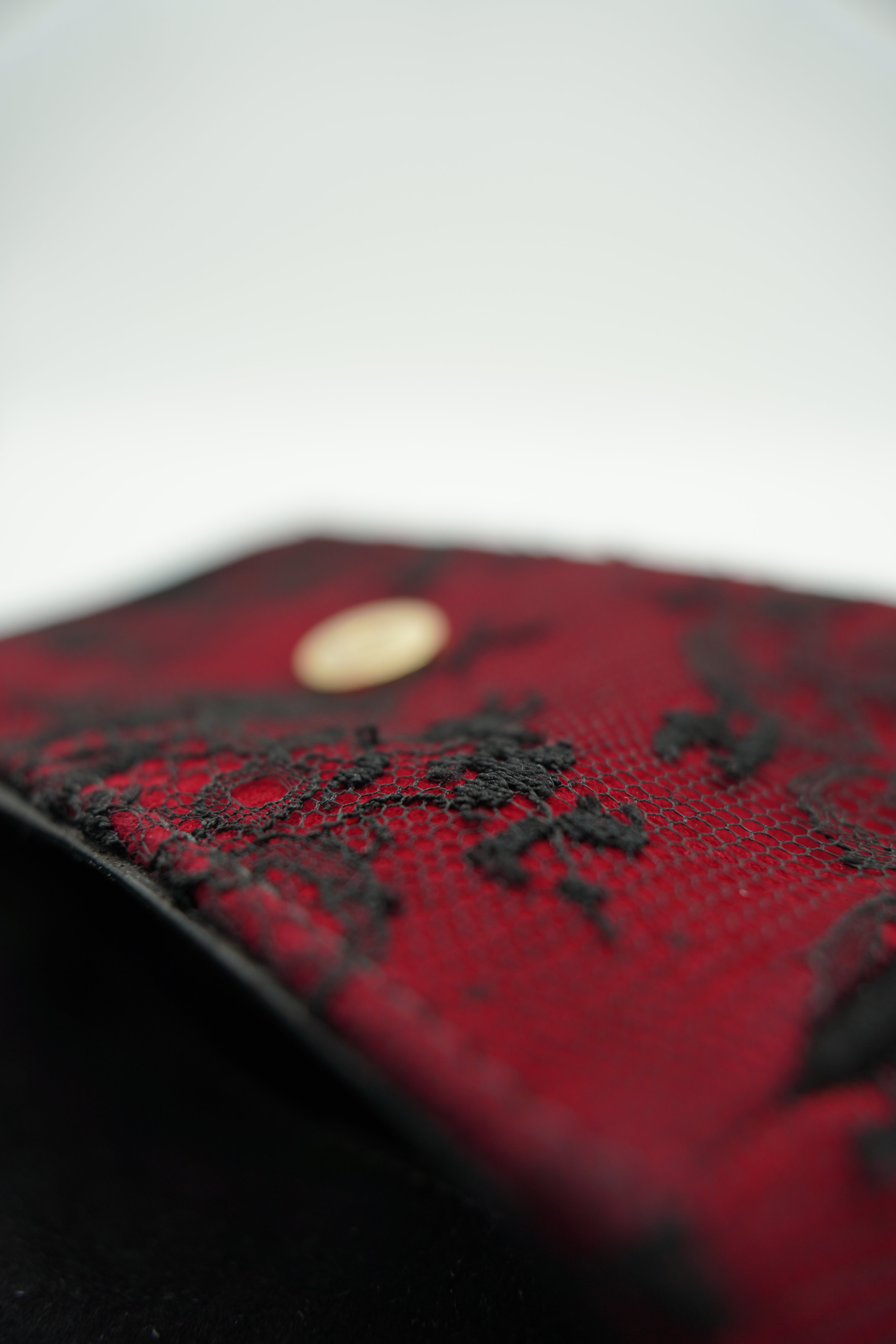 Bolso Dolce & Gabbana de ante rojo y encaje negro