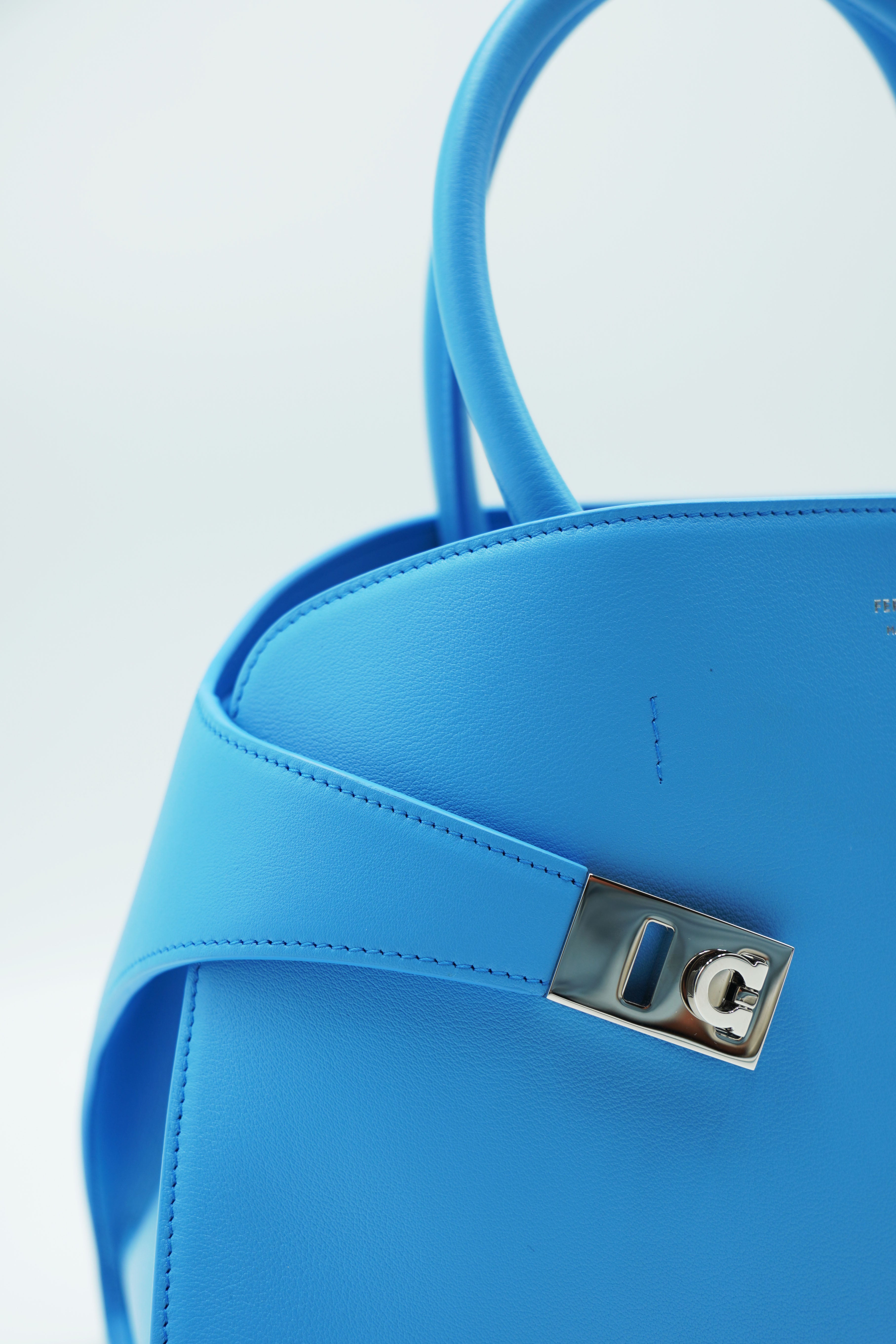 Salvatore Ferragamo Borsa Hug Media Celeste