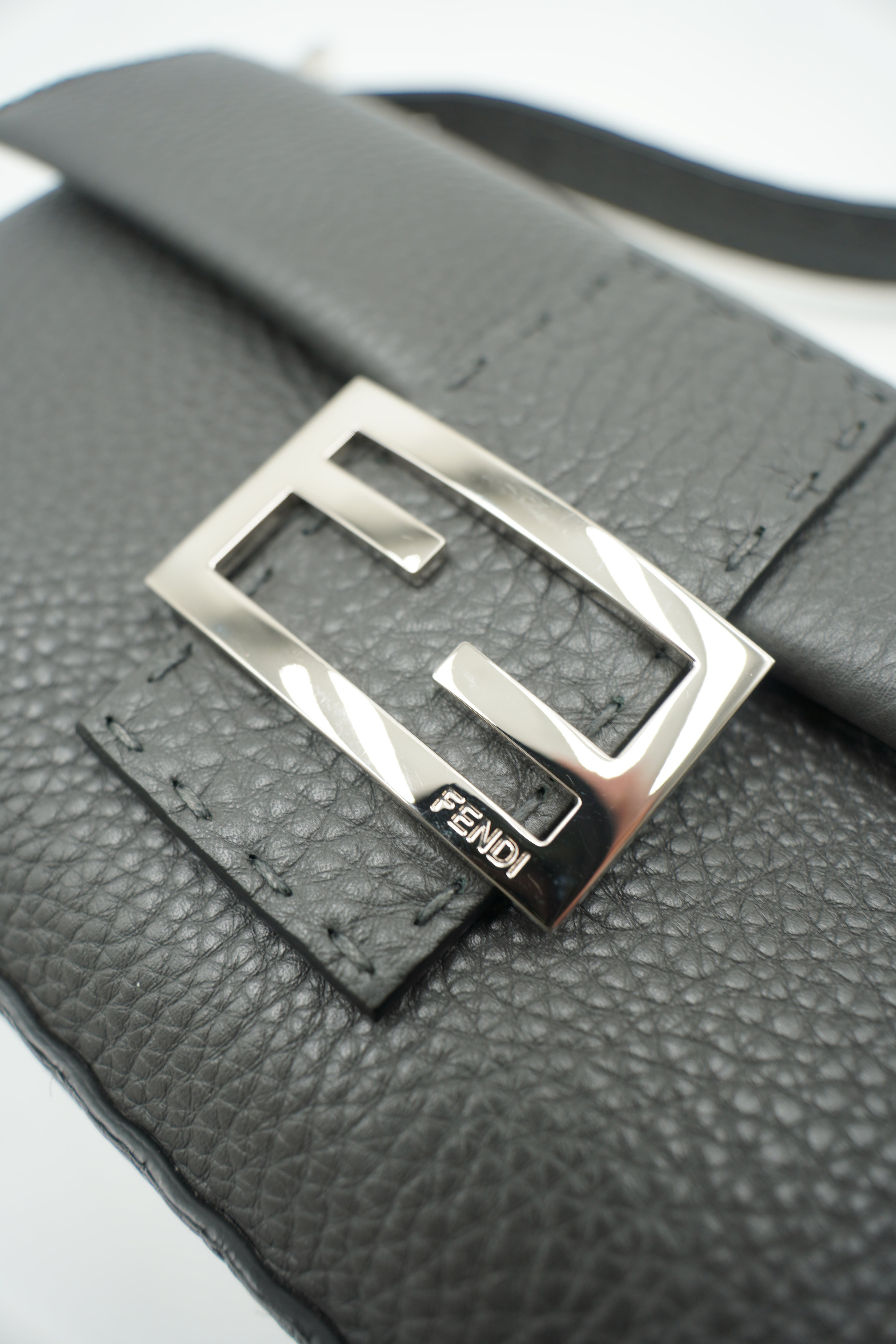 Fendi Borsa Baguette Pelle Martellata Limited Edition Selleria usata autentica - Aurea Luxury Lab