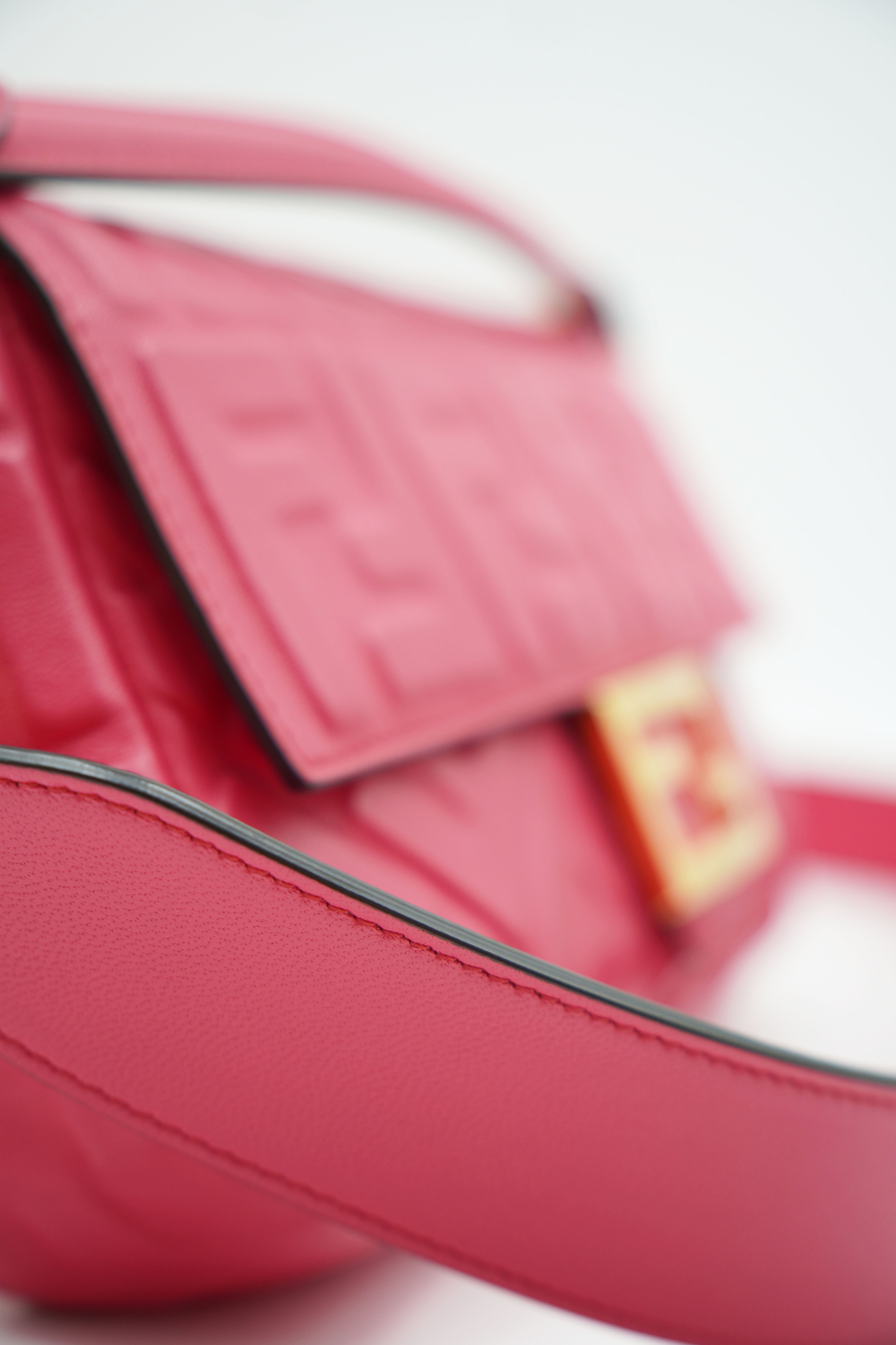 Fendi Tasche Baguette aus fuchsia Leder mit Schulterriemen - Gebraucht Authentisch