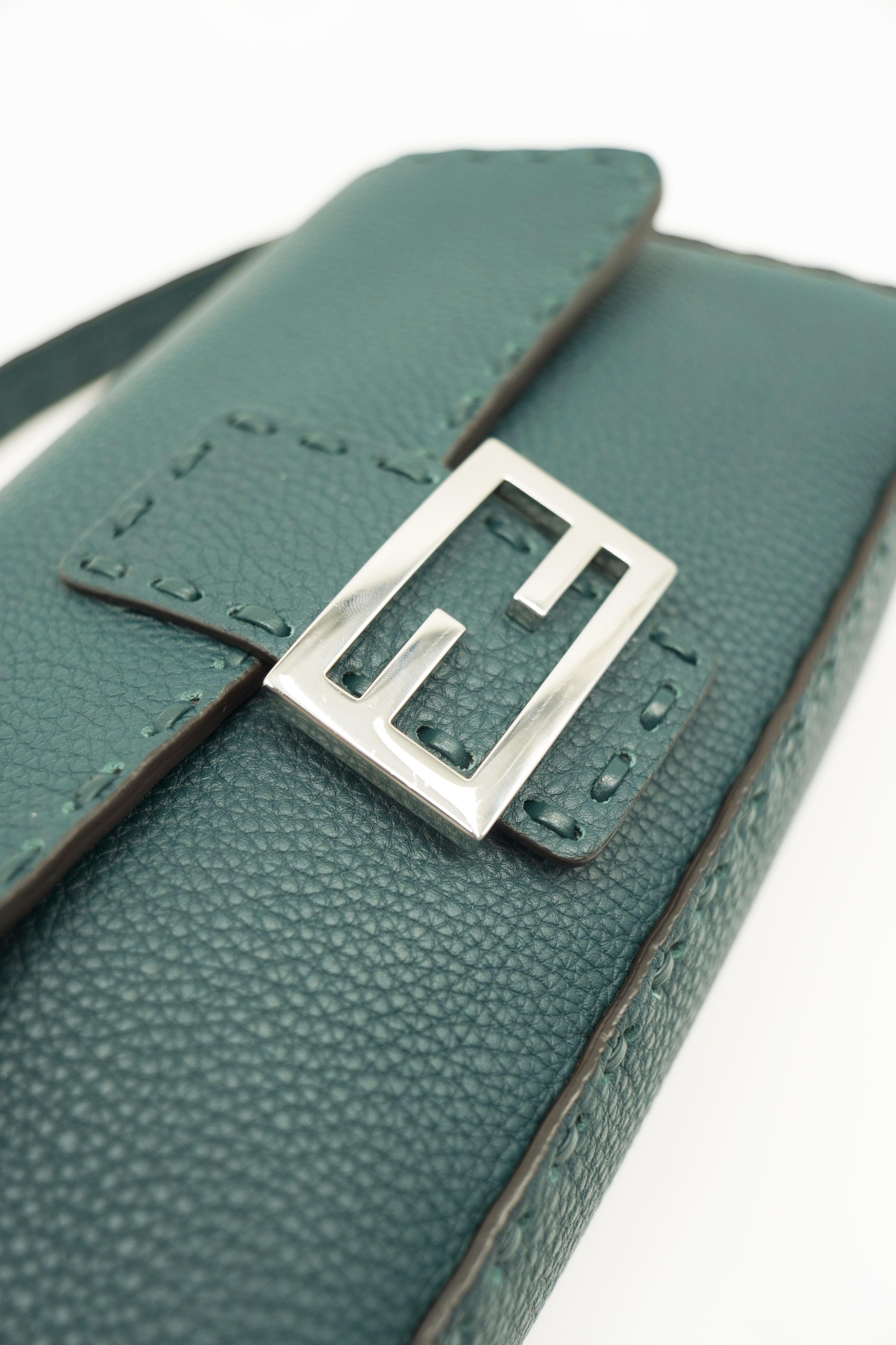 Fendi Borsa Baguette Cuoio romano Selleria Petrolio preloved luxury certificata - Aurea Luxury Lab