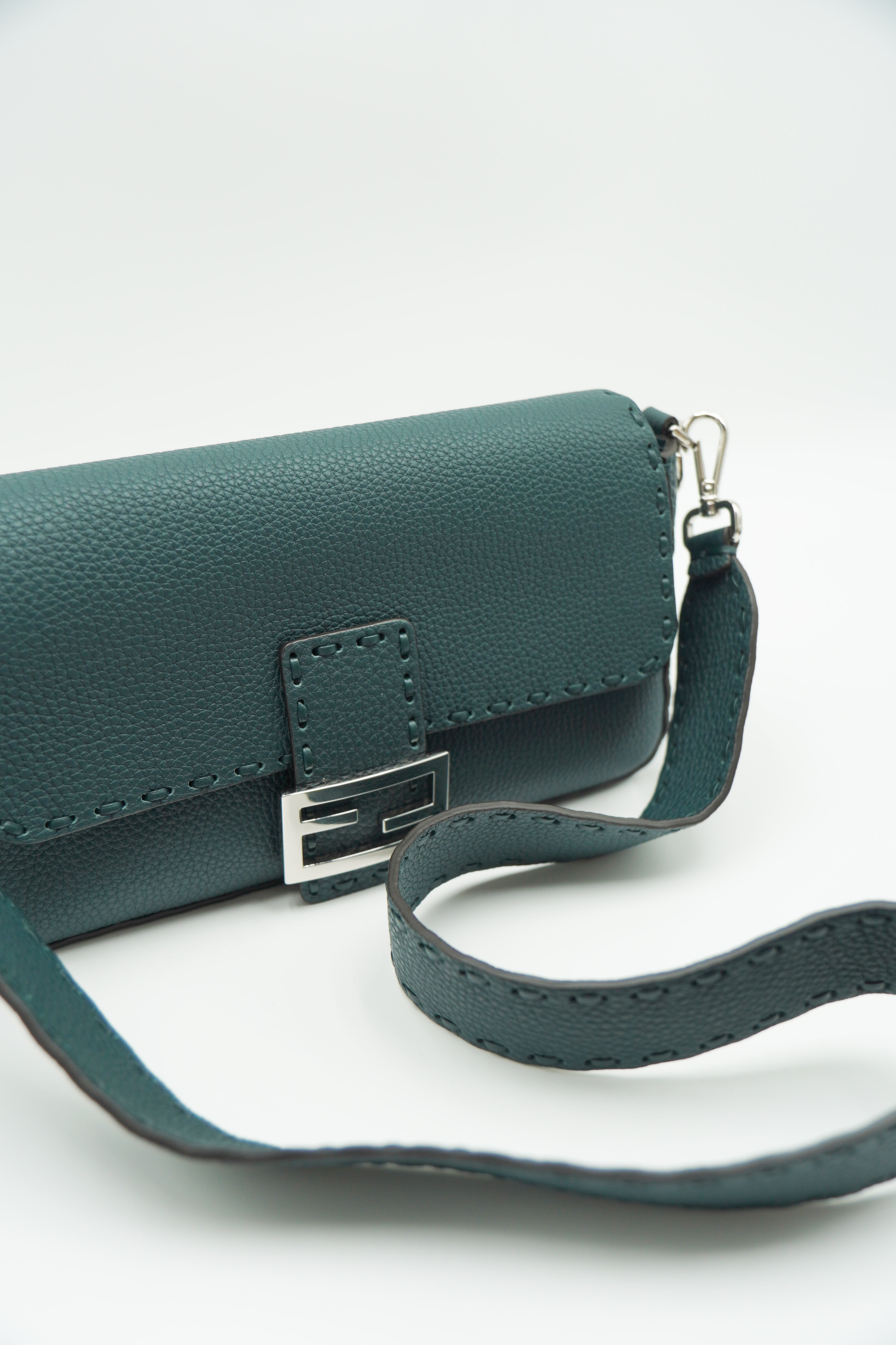 Fendi Borsa Baguette Cuoio romano Selleria Petrolio luxury resale autentica - Aurea Luxury Lab