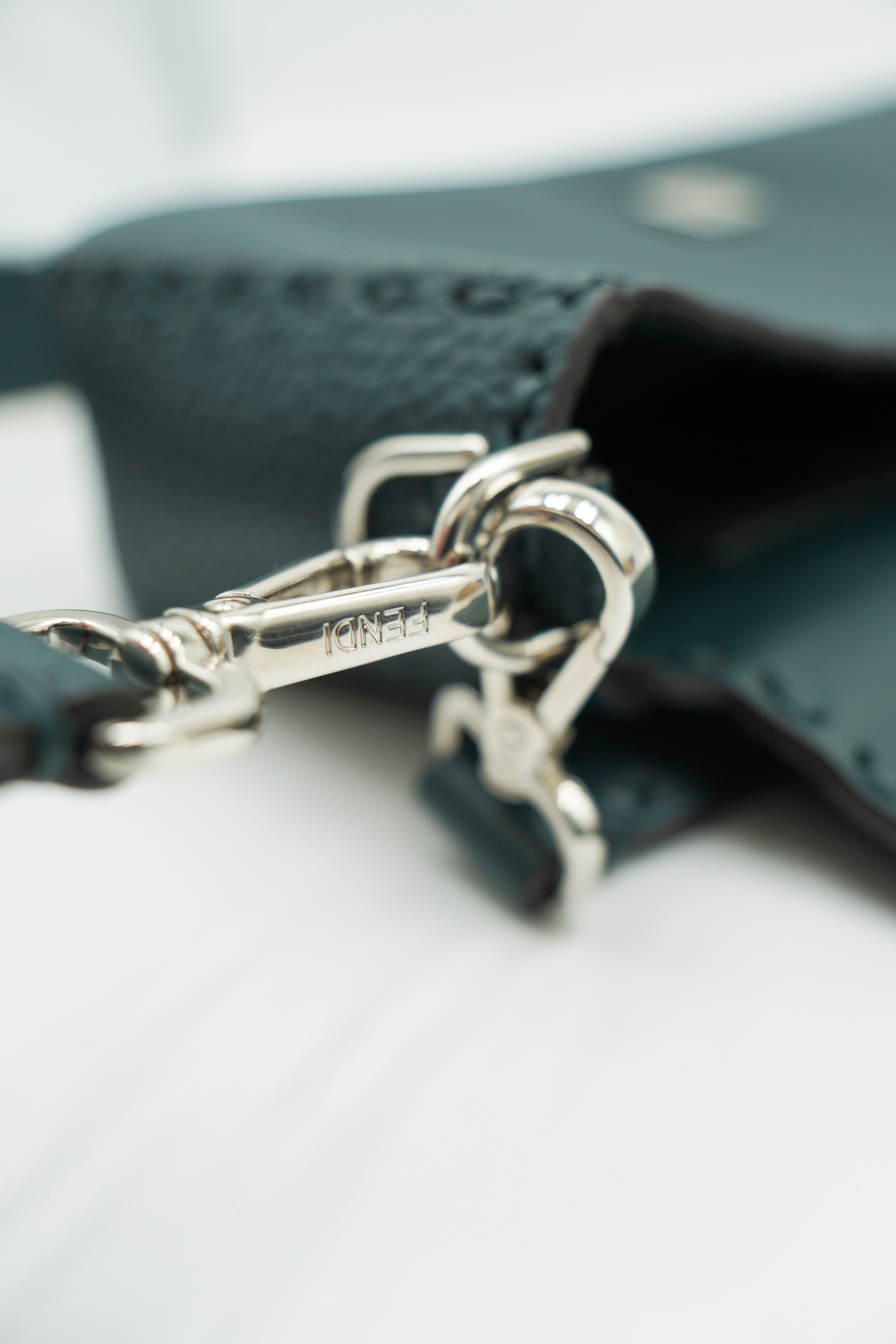 Fendi Borsa Baguette Cuoio romano Selleria Petrolio borsa usata autentica - Aurea Luxury Lab
