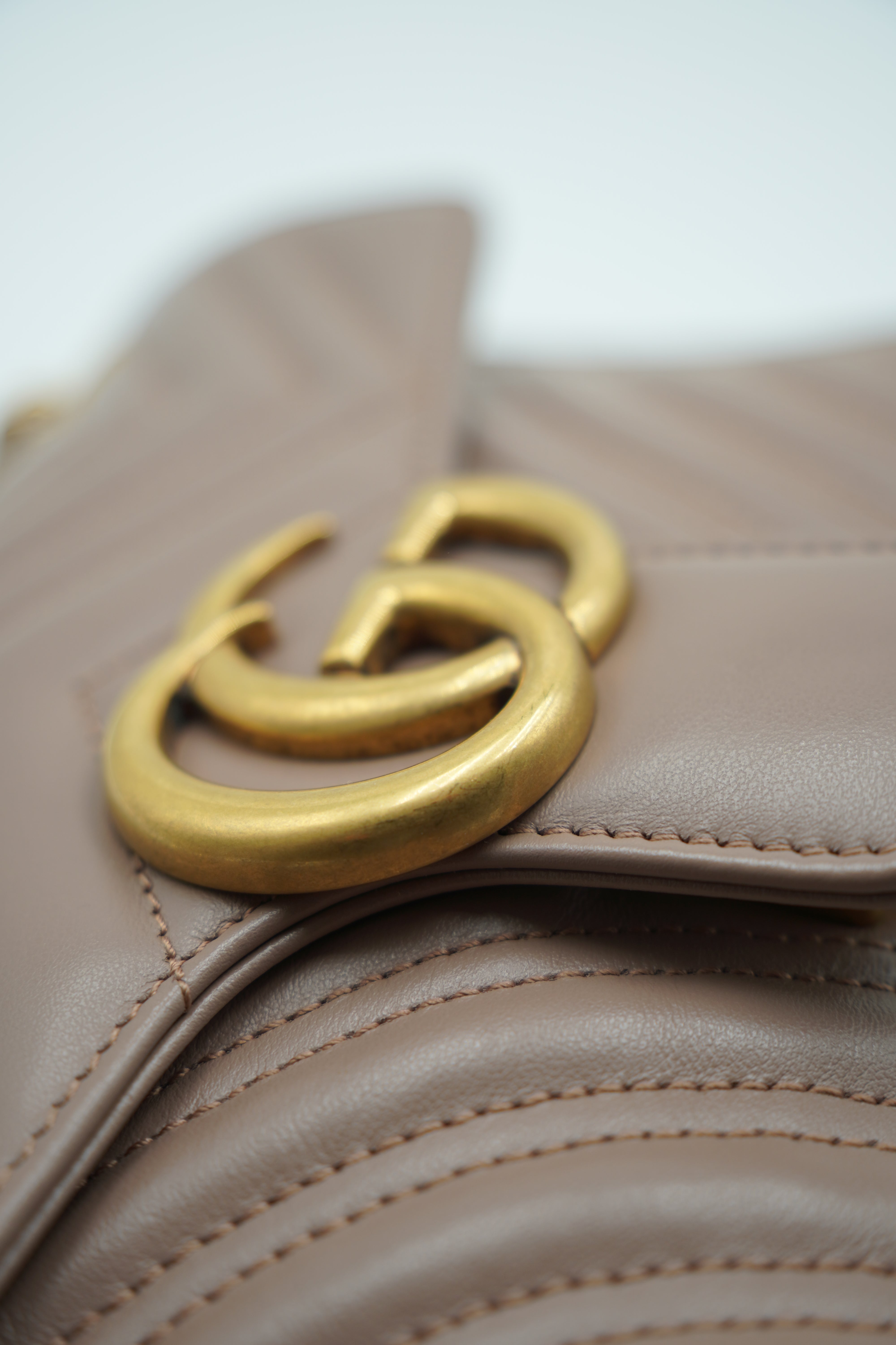 Bolso de hombro pequeño Gucci Marmont GG rosa