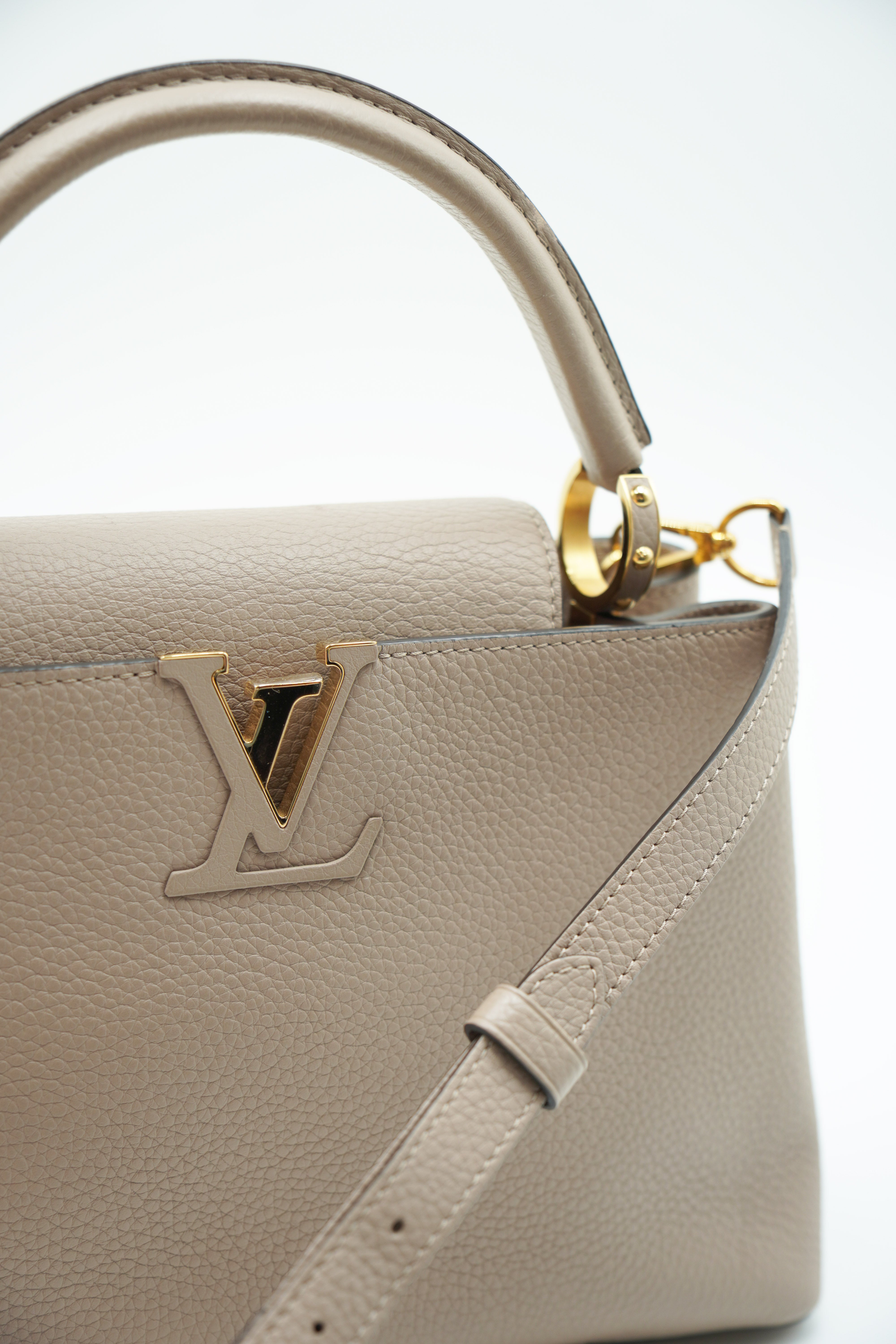 Bolso Louis Vuitton Capucines BB de piel beige