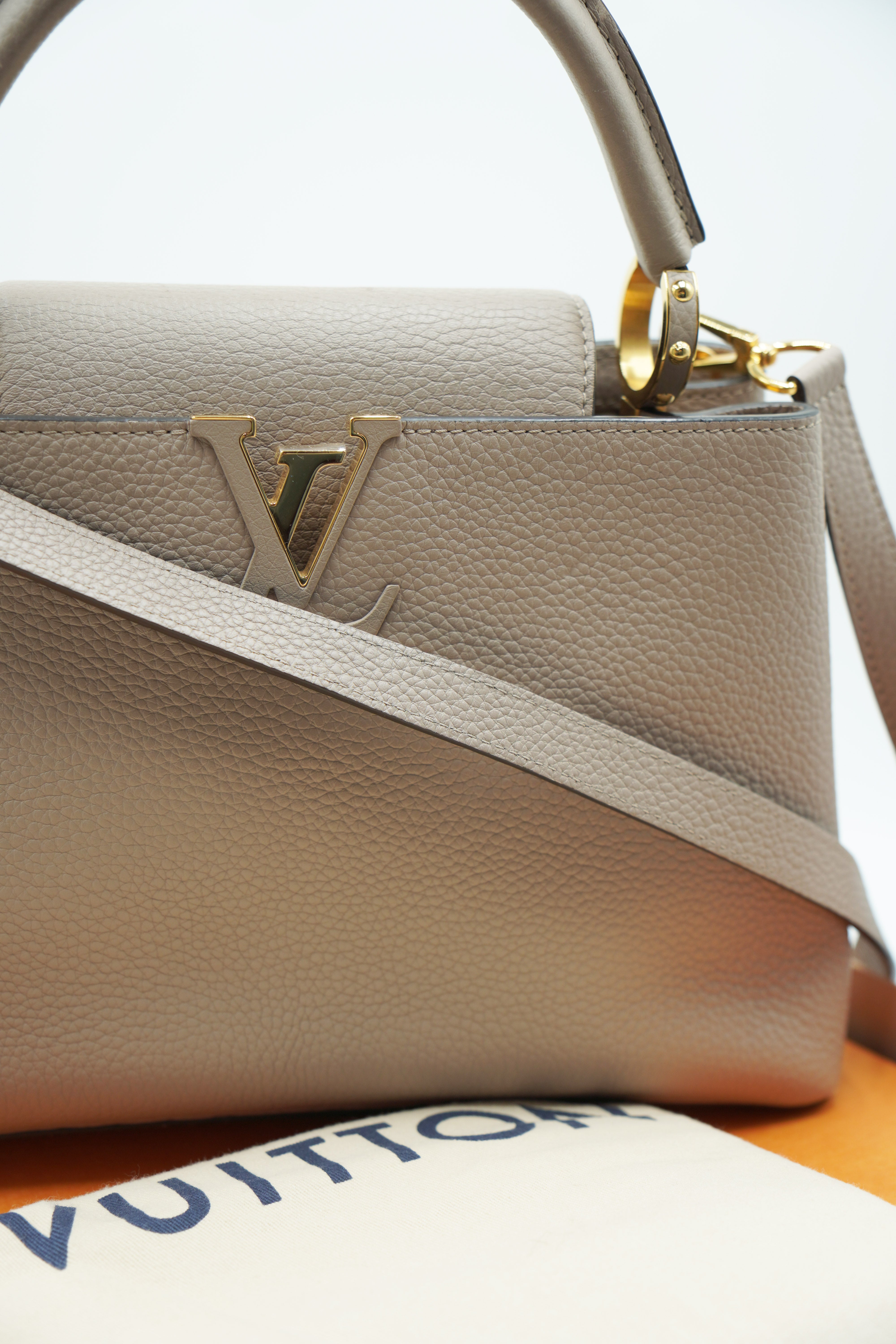 Bolso Louis Vuitton Capucines BB de piel beige