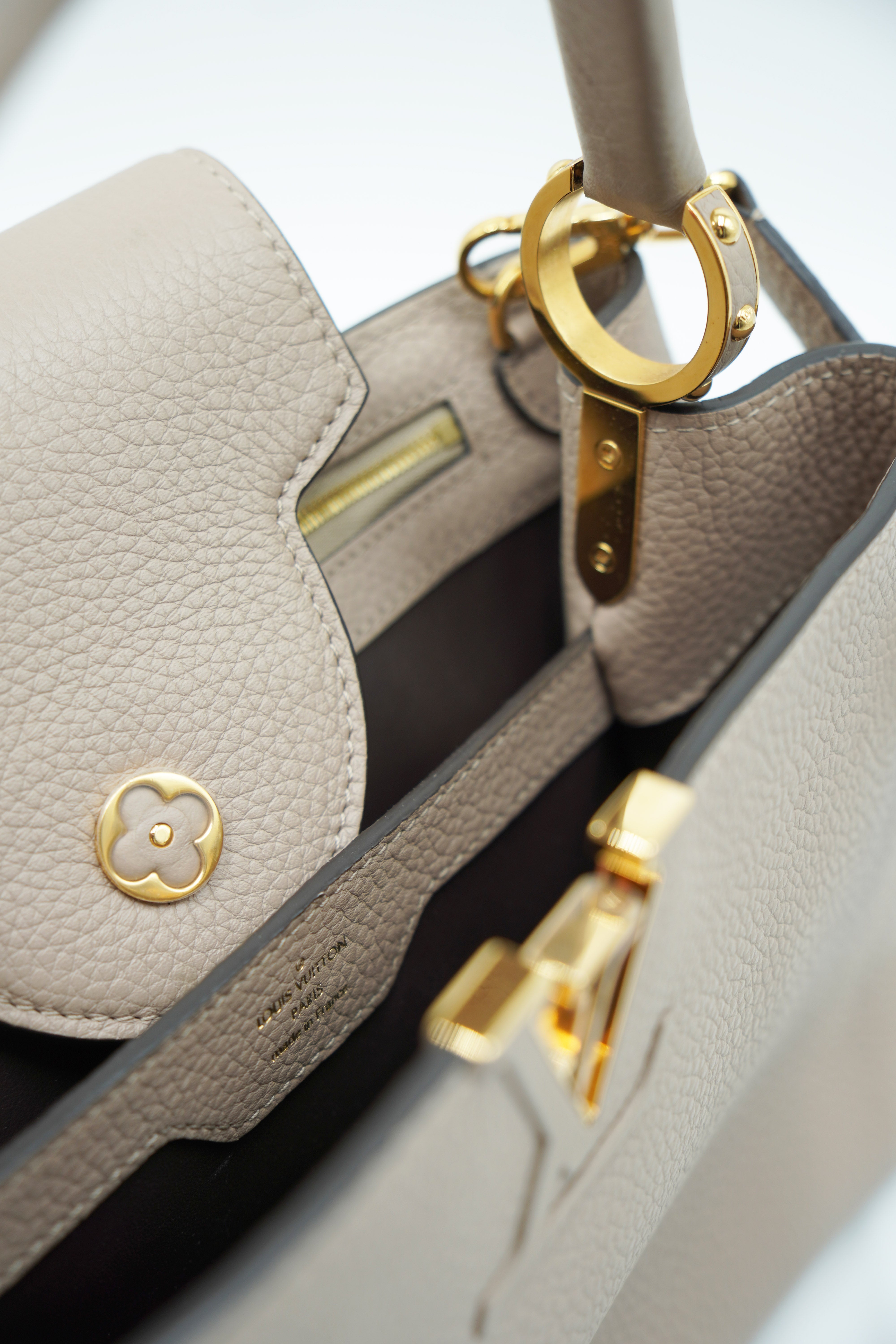 Bolso Louis Vuitton Capucines BB de piel beige