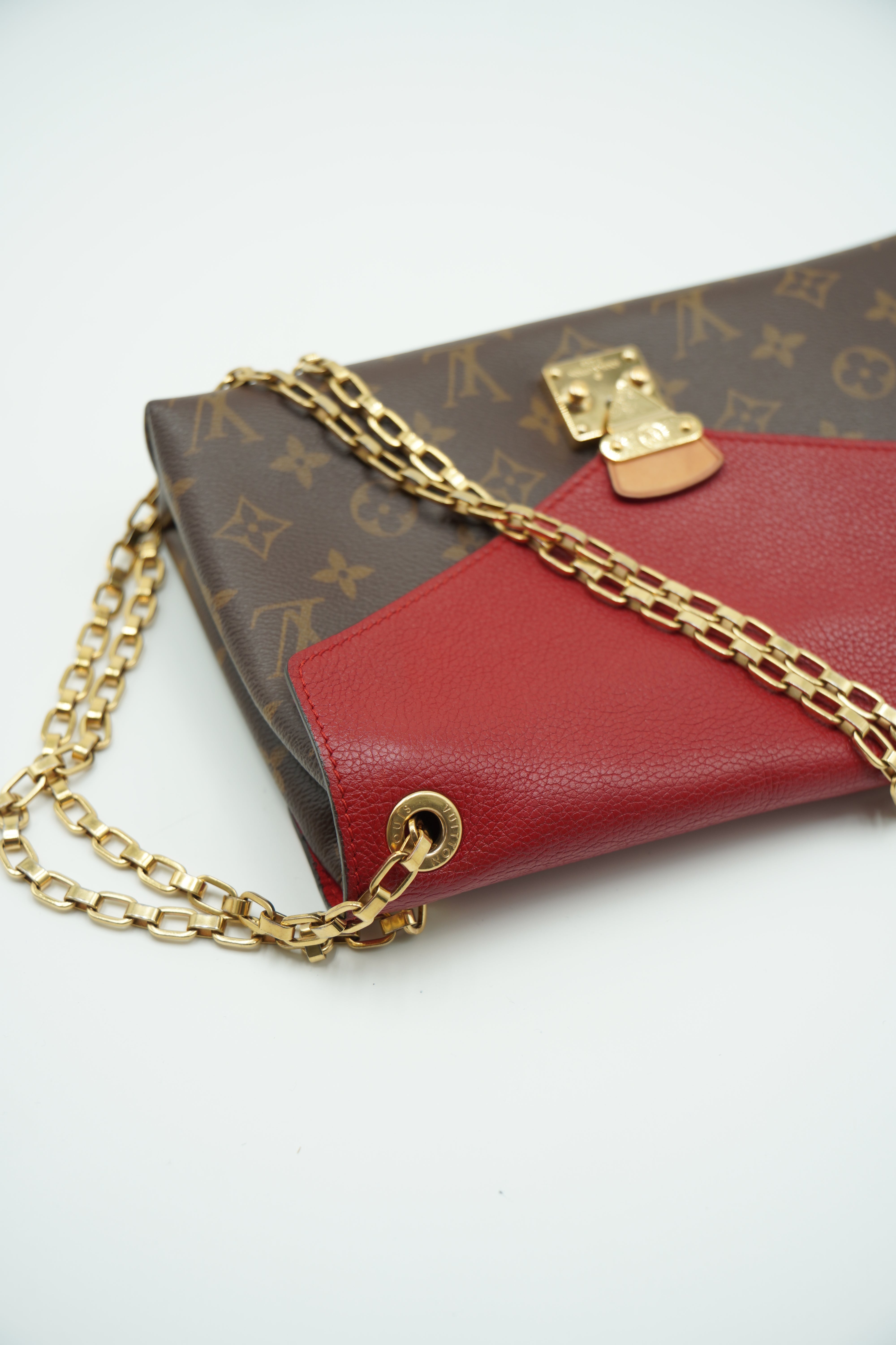 Louis Vuitton Borsa Tracolla Pallas Chain Monogram e Pelle Rossa second hand certificata Entrupy - Aurea Luxury Lab