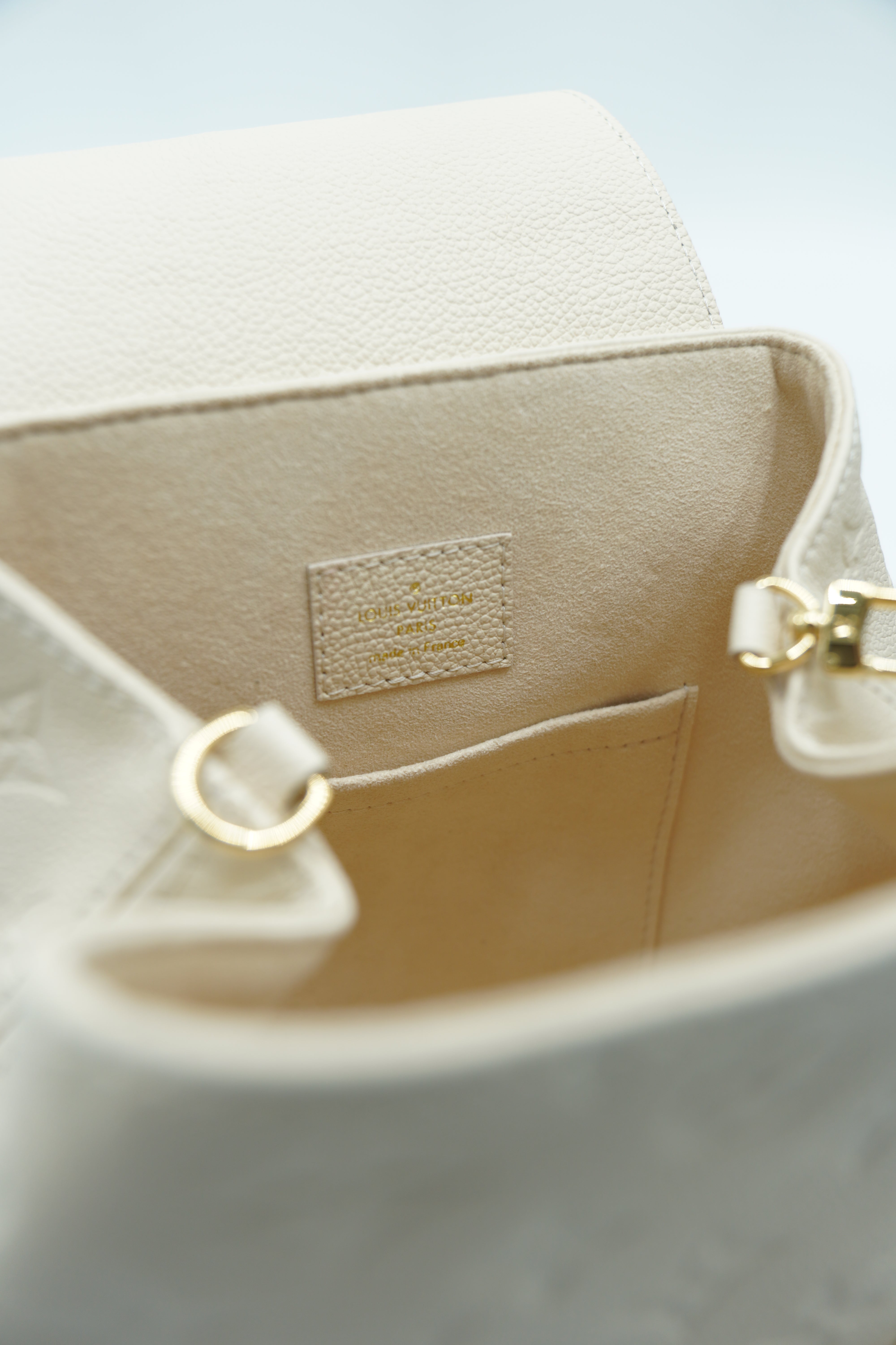 Mochila de piel Louis Vuitton Backup color leche