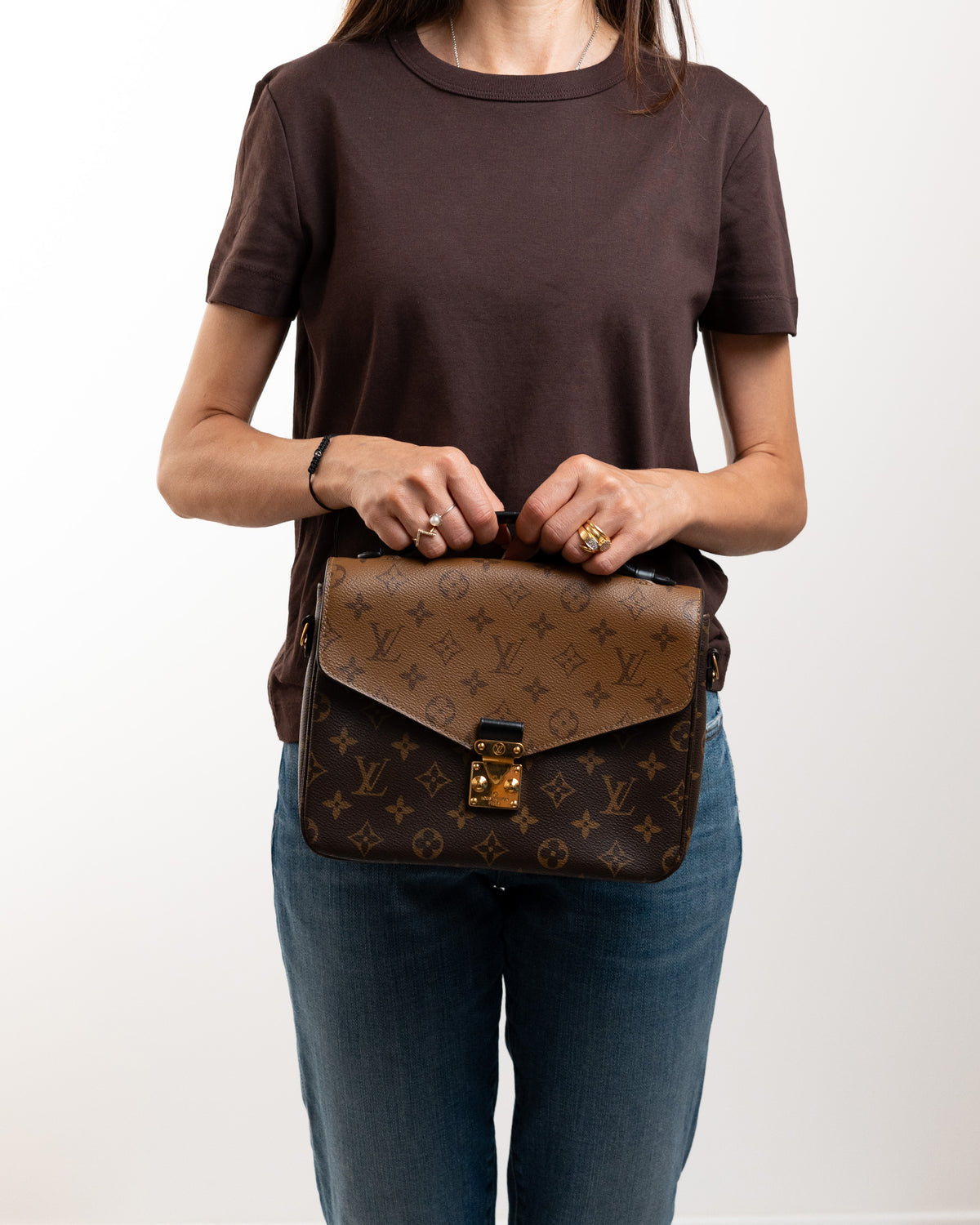 Louis Vuitton Borsa Pochette Métis Monogram Reverse indossata, riferimento dimensioni - Aurea Luxury Lab