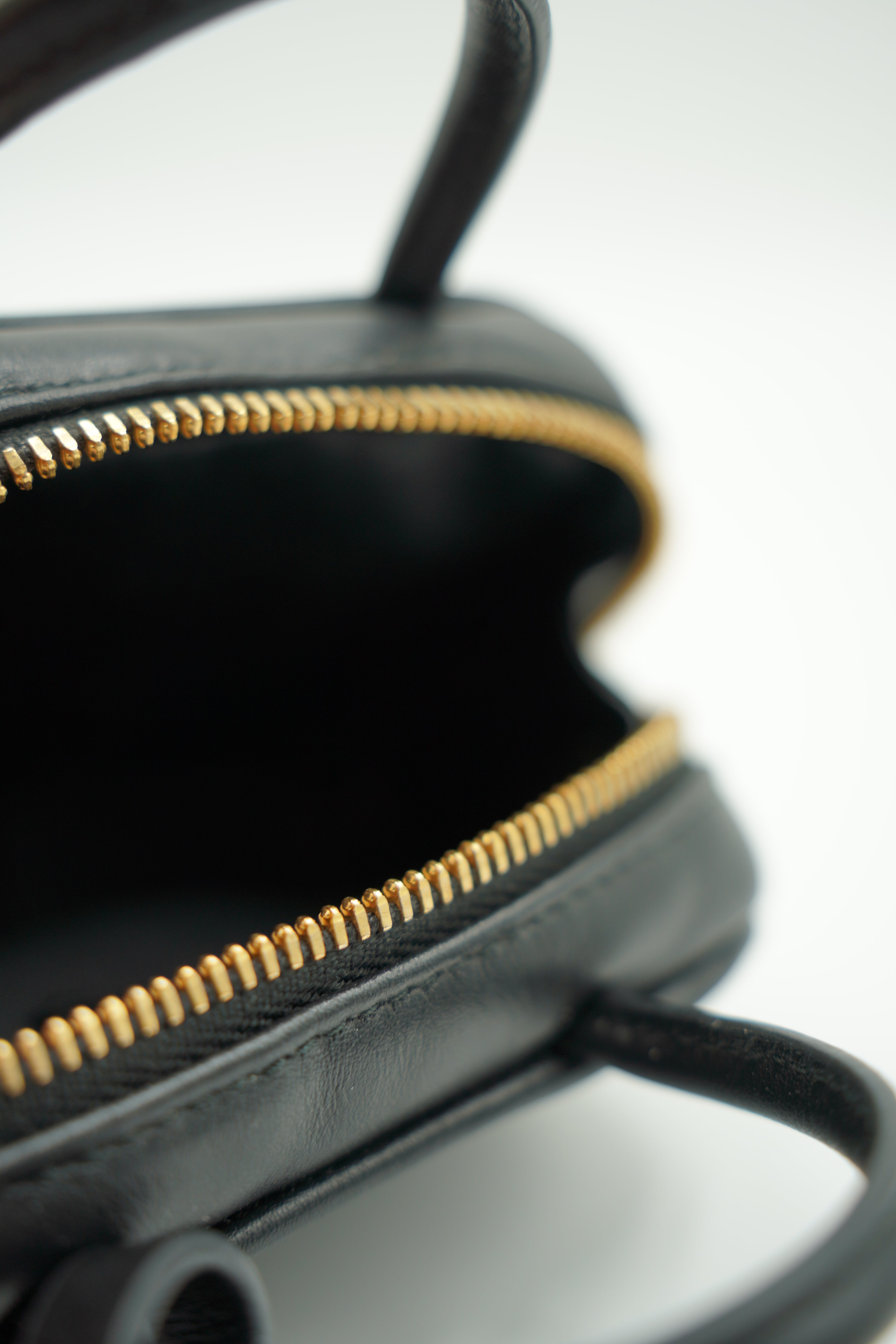 Bolso Miu Miu Micro Beau de piel negra