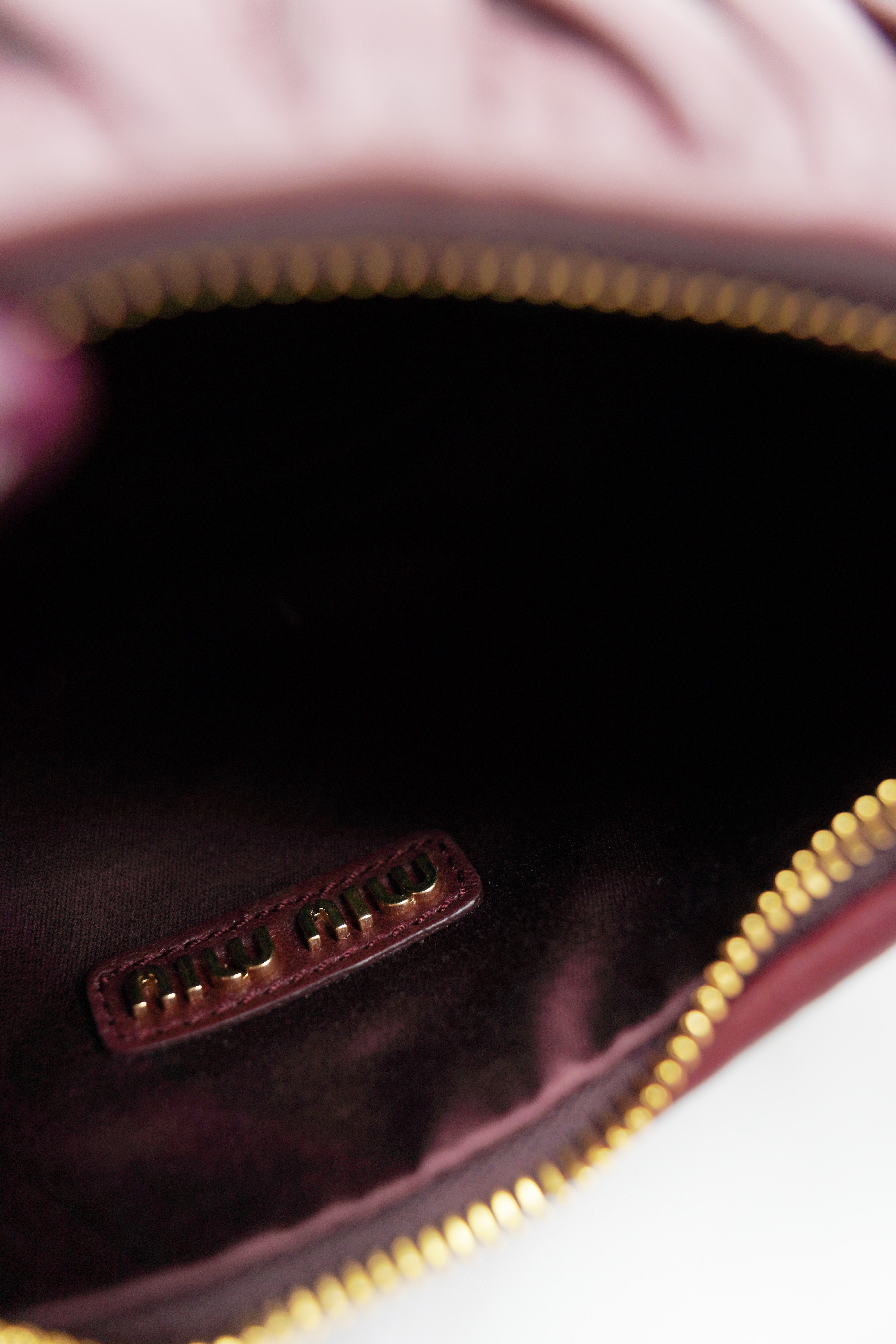 Bolso hobo Wander de Miu Miu en napa matelassé burdeos pequeño