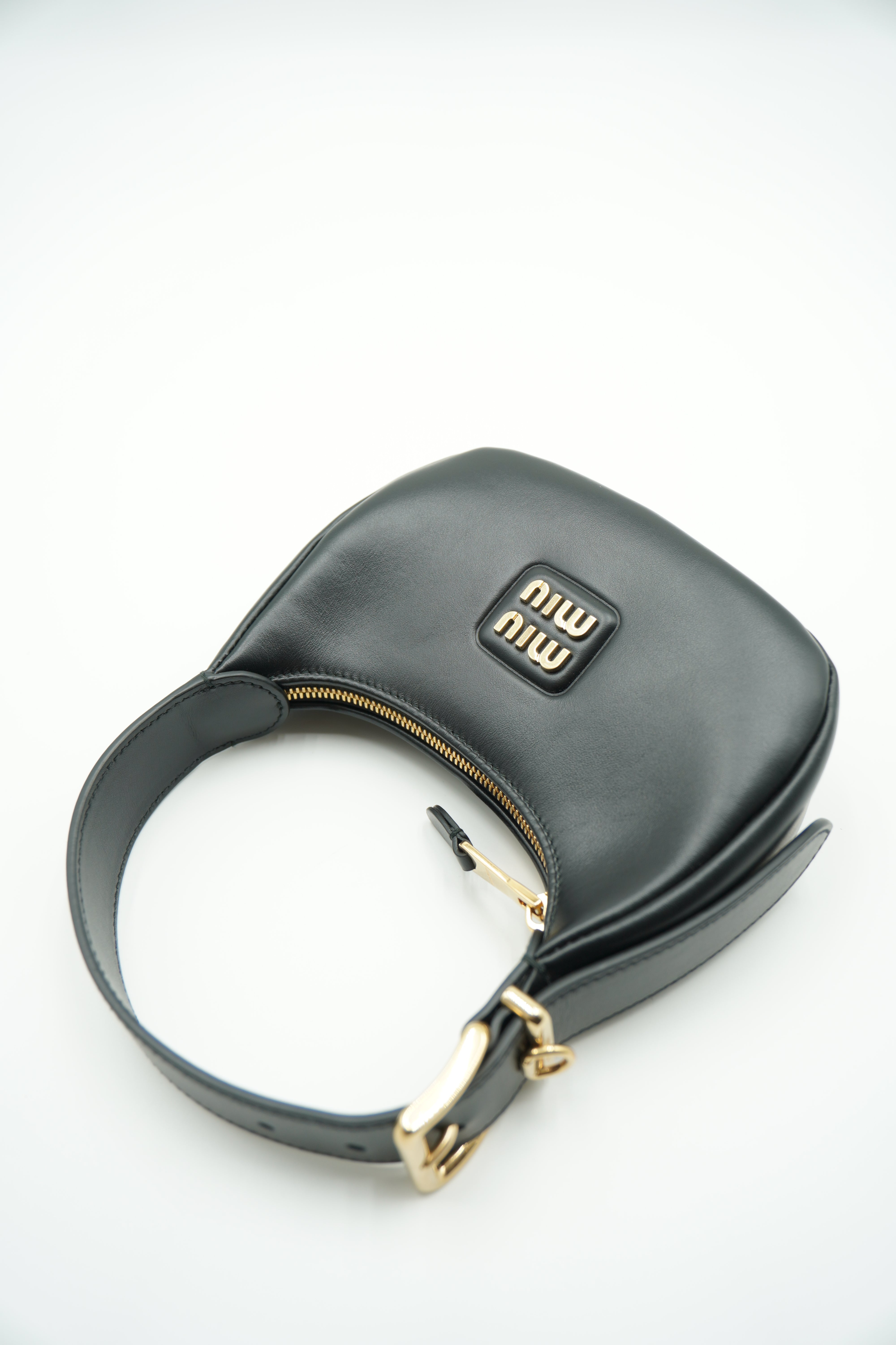 Bolso pequeño hobo Wander de piel negra de Miu Miu