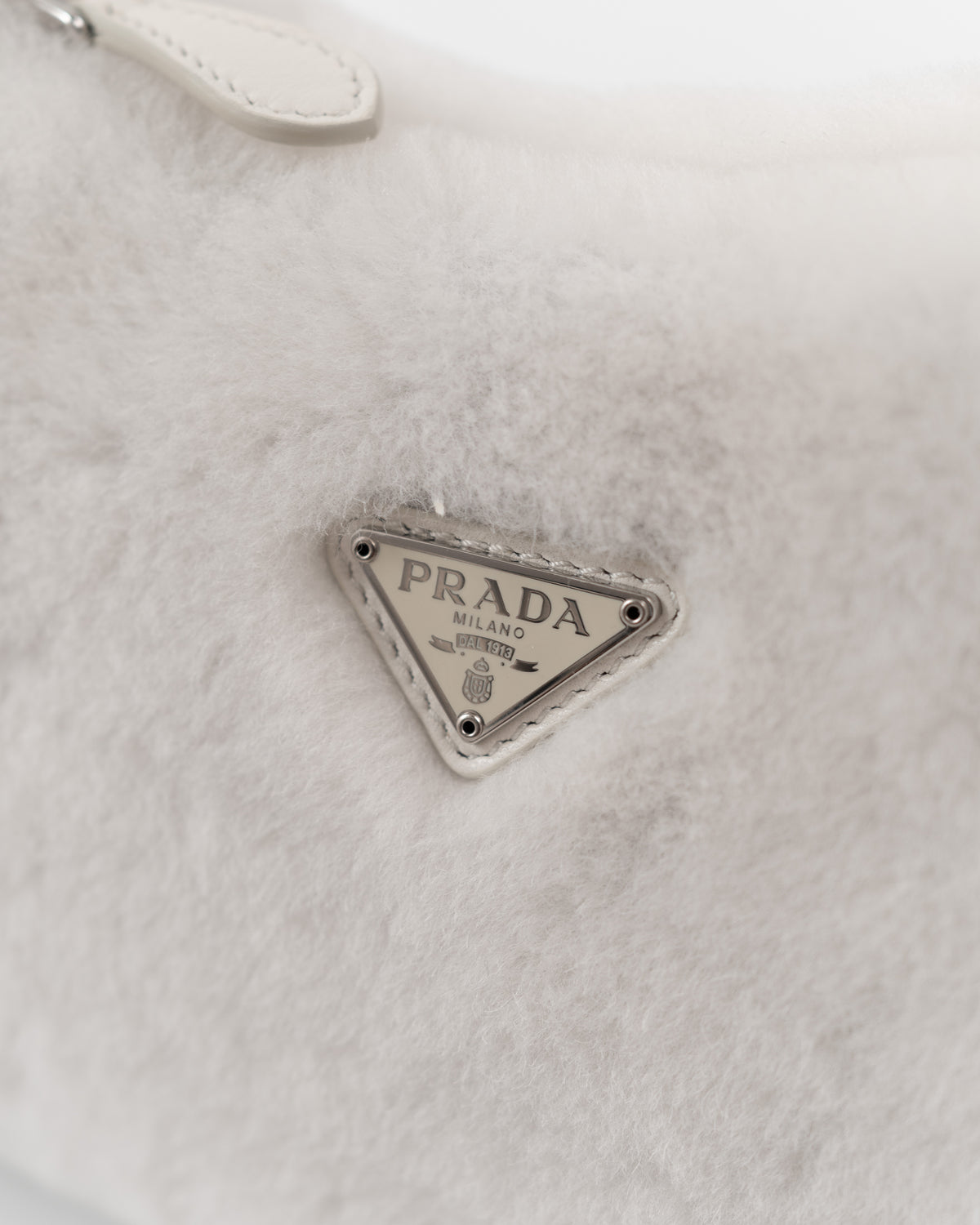 Prada Borsa Re-Edition 2000 Mini Pelliccia Bianca luxury resale autentica - Aurea Luxury Lab