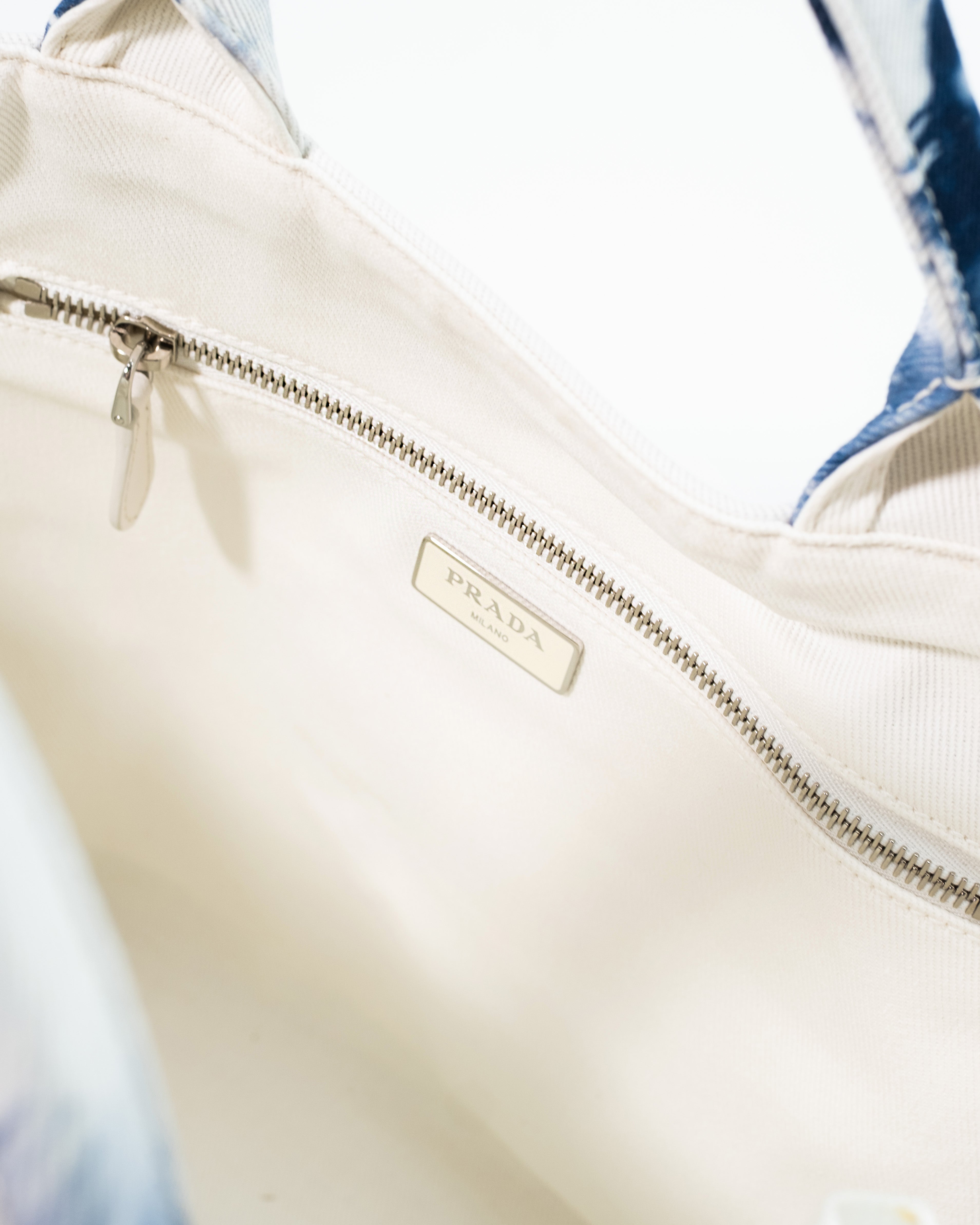 Prada Borsa Tote Canvas Drill Tie-Dye Blu e Bianco pre-owned autentica - Aurea Luxury Lab