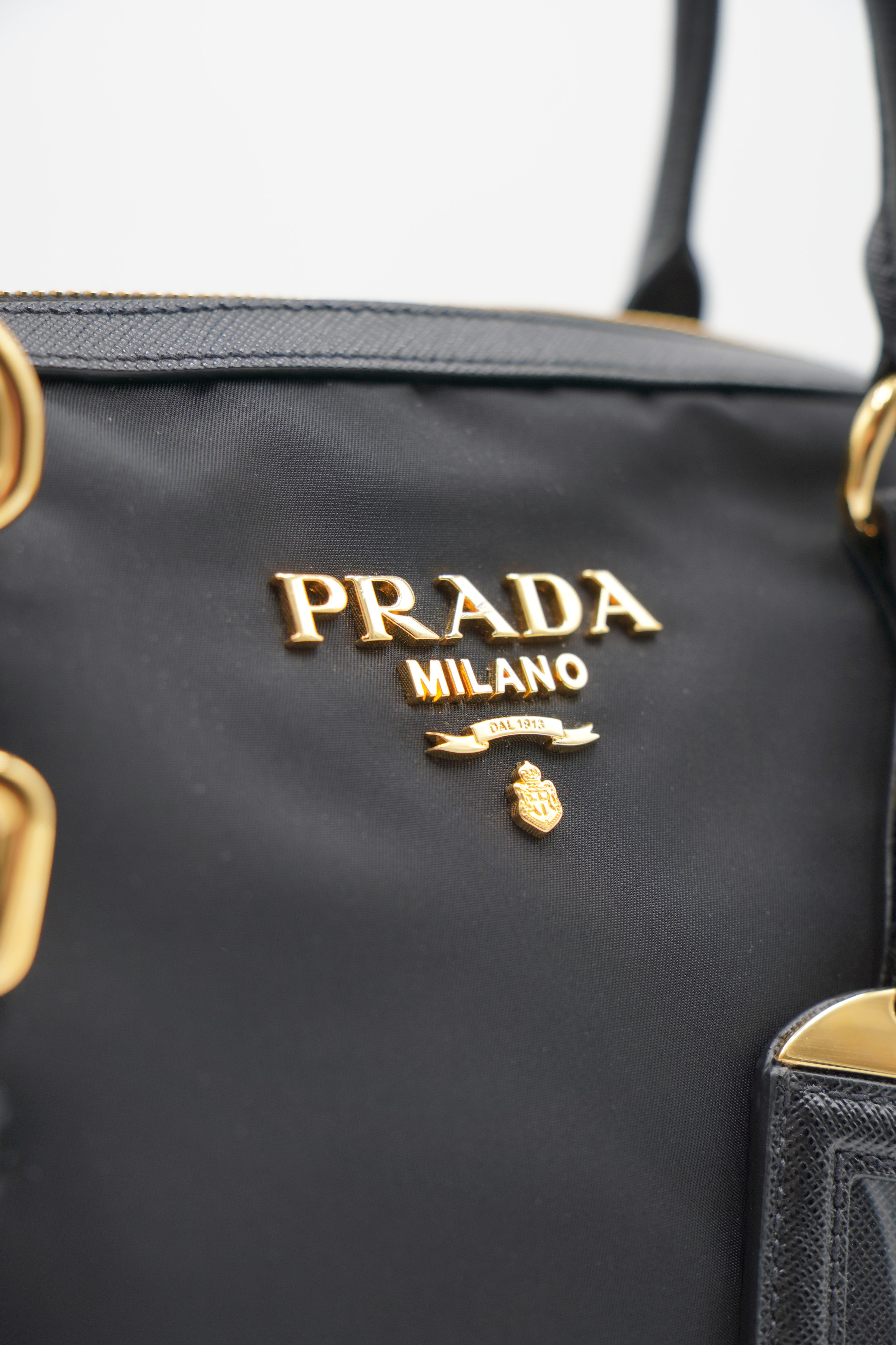 Bolso tote Prada con correa de hombro de nailon y piel saffiano