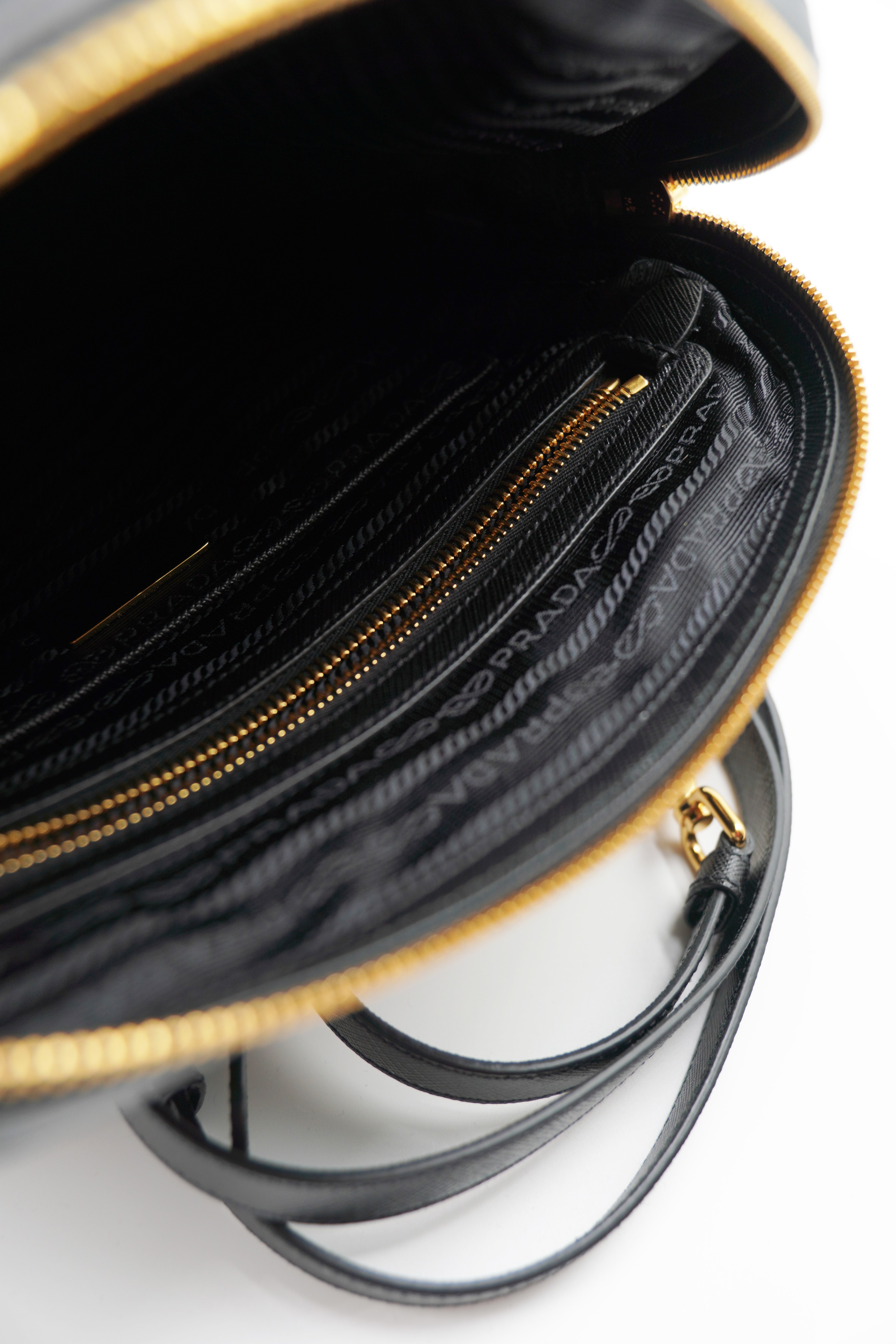 Bolso tote Prada con correa de hombro de nailon y piel saffiano