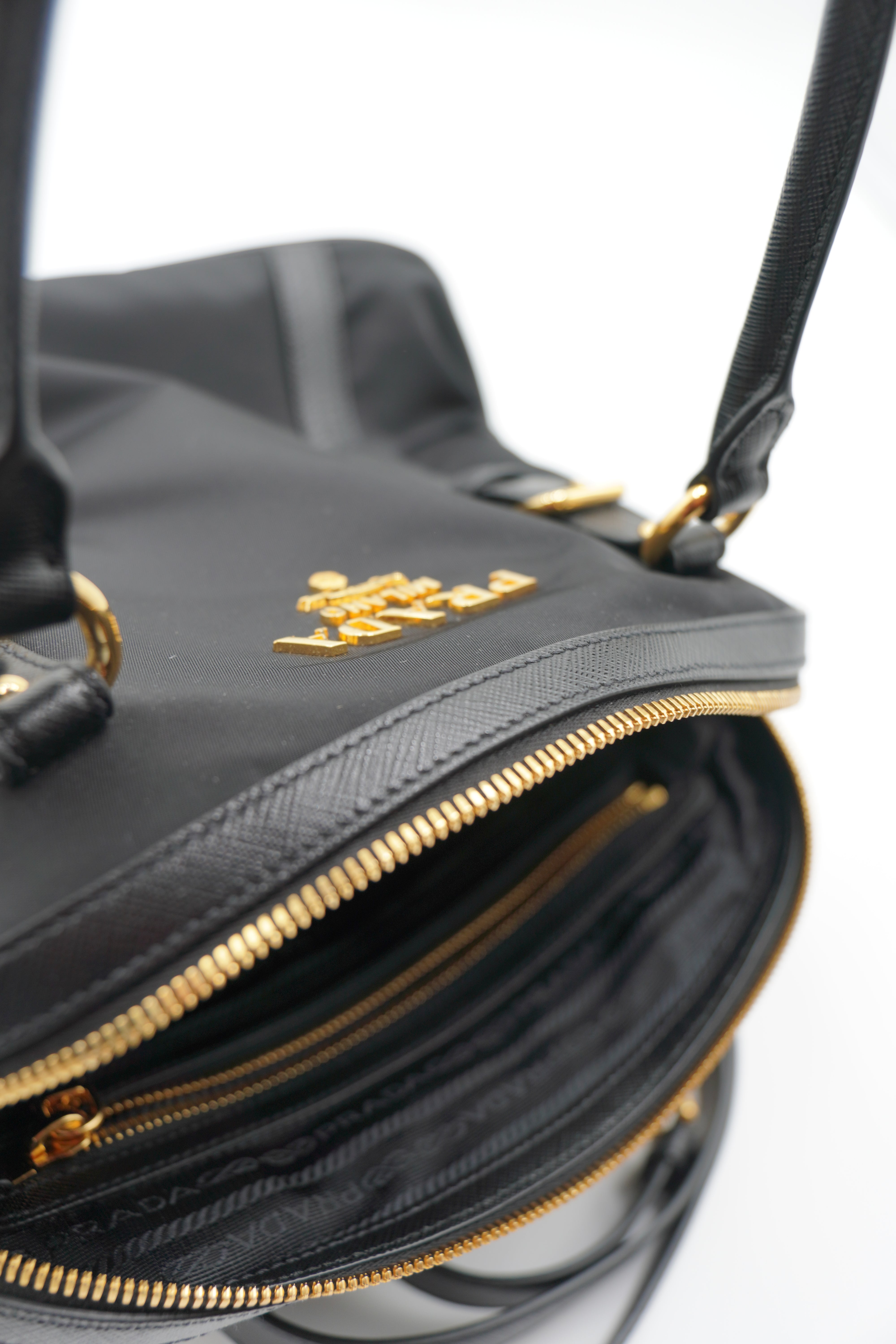 Bolso tote Prada con correa de hombro de nailon y piel saffiano