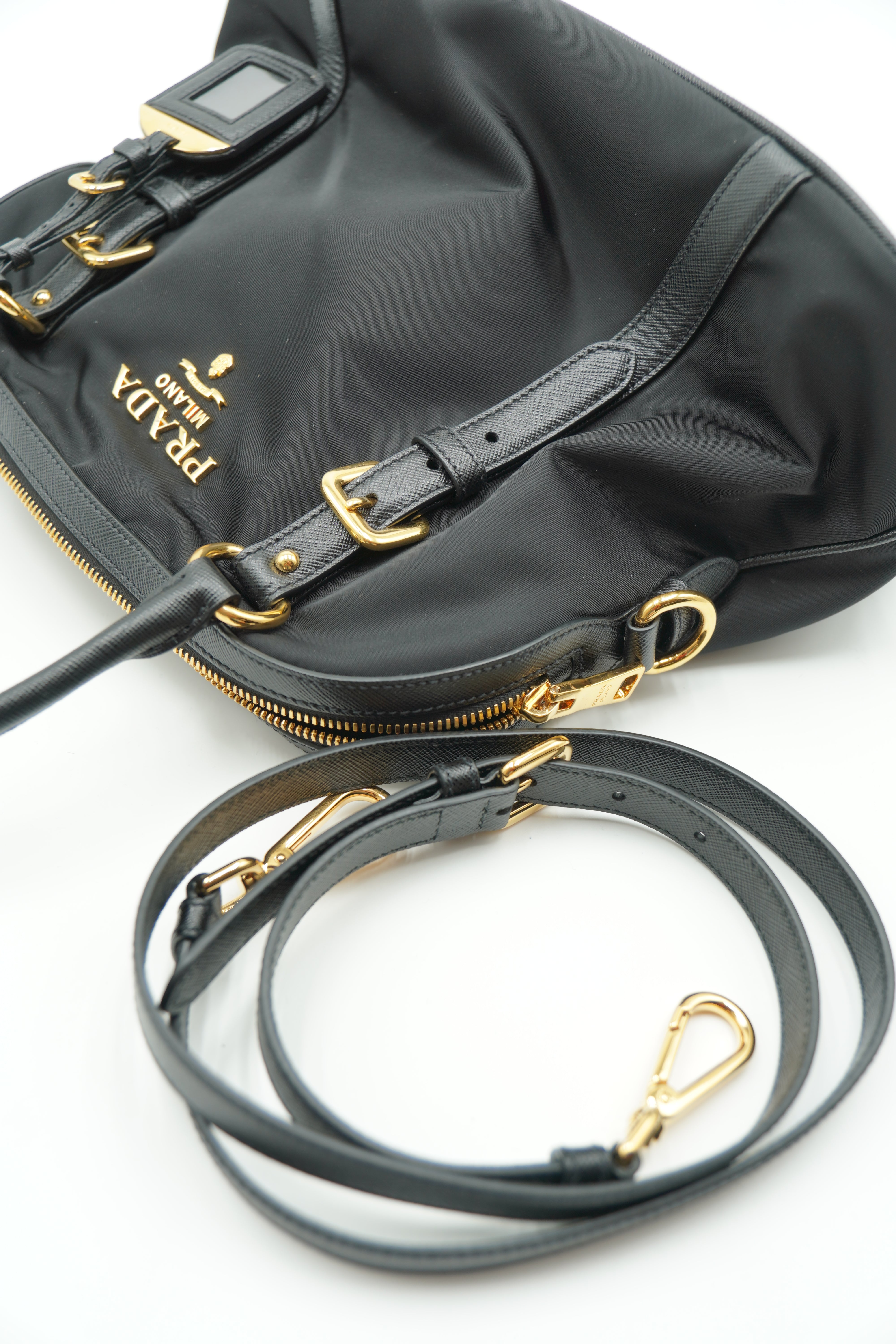 Bolso tote Prada con correa de hombro de nailon y piel saffiano