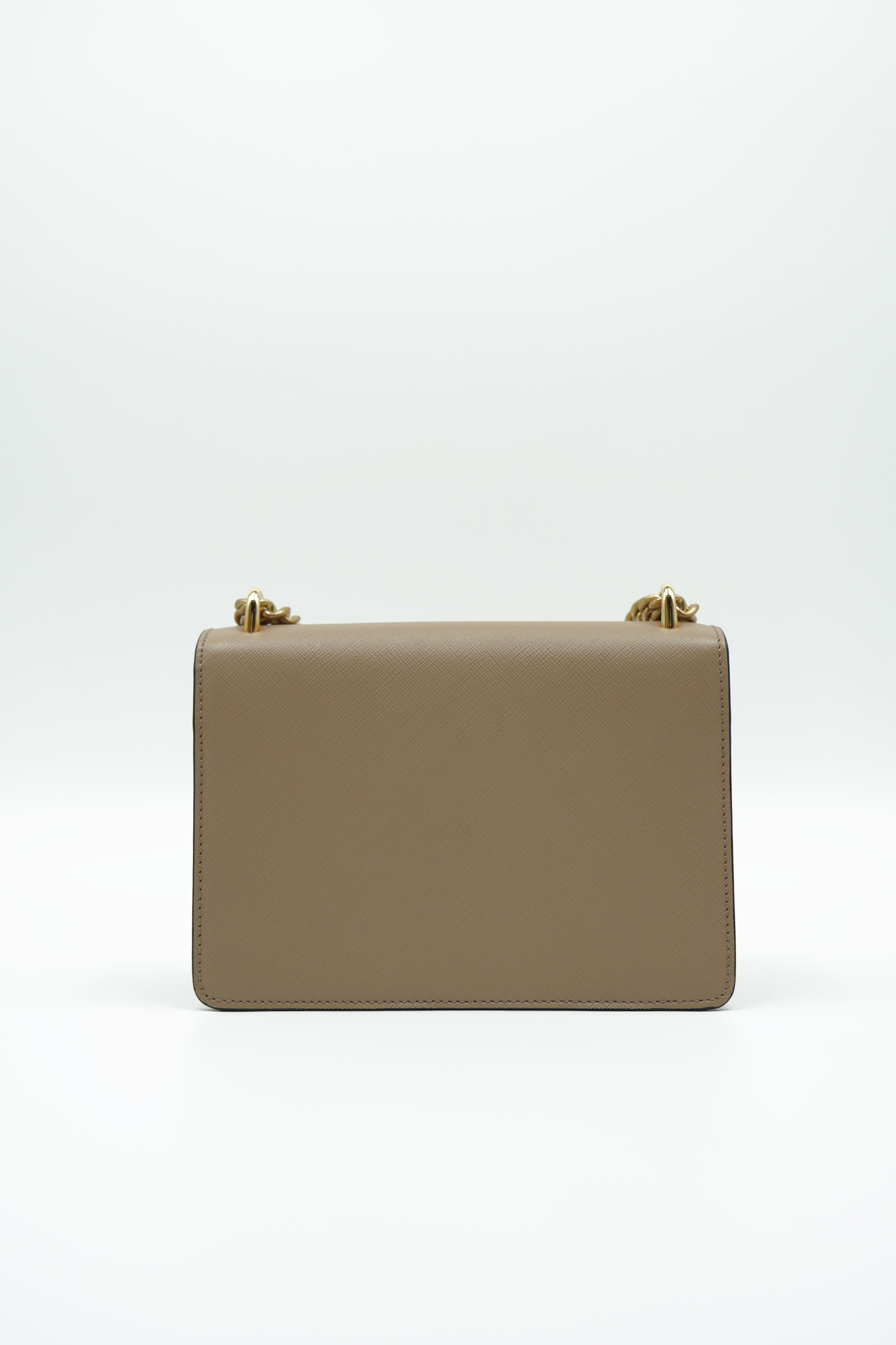 Bolso de hombro Prada Saffiano en color beige