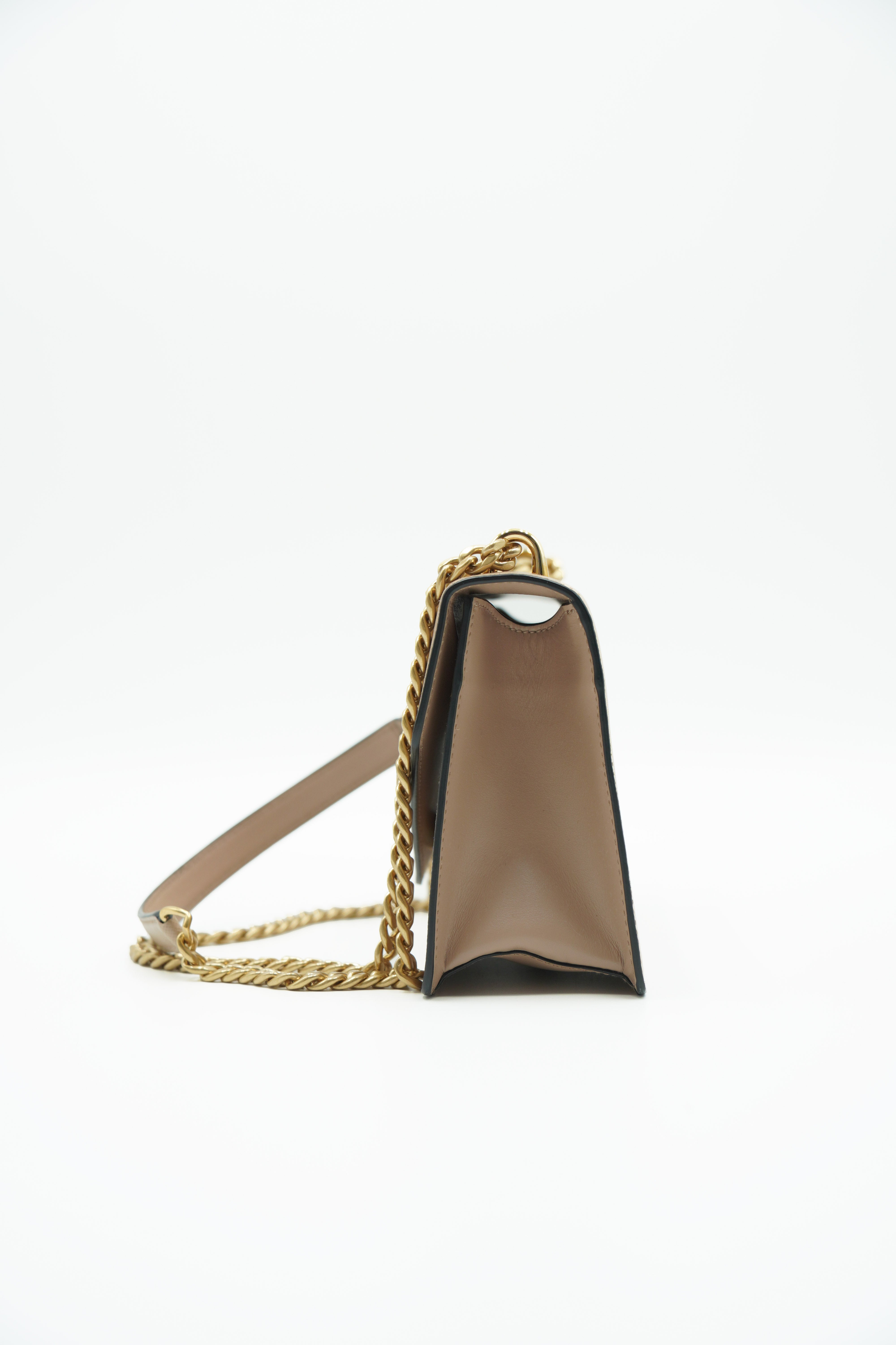 Bolso de hombro Prada Saffiano en color beige