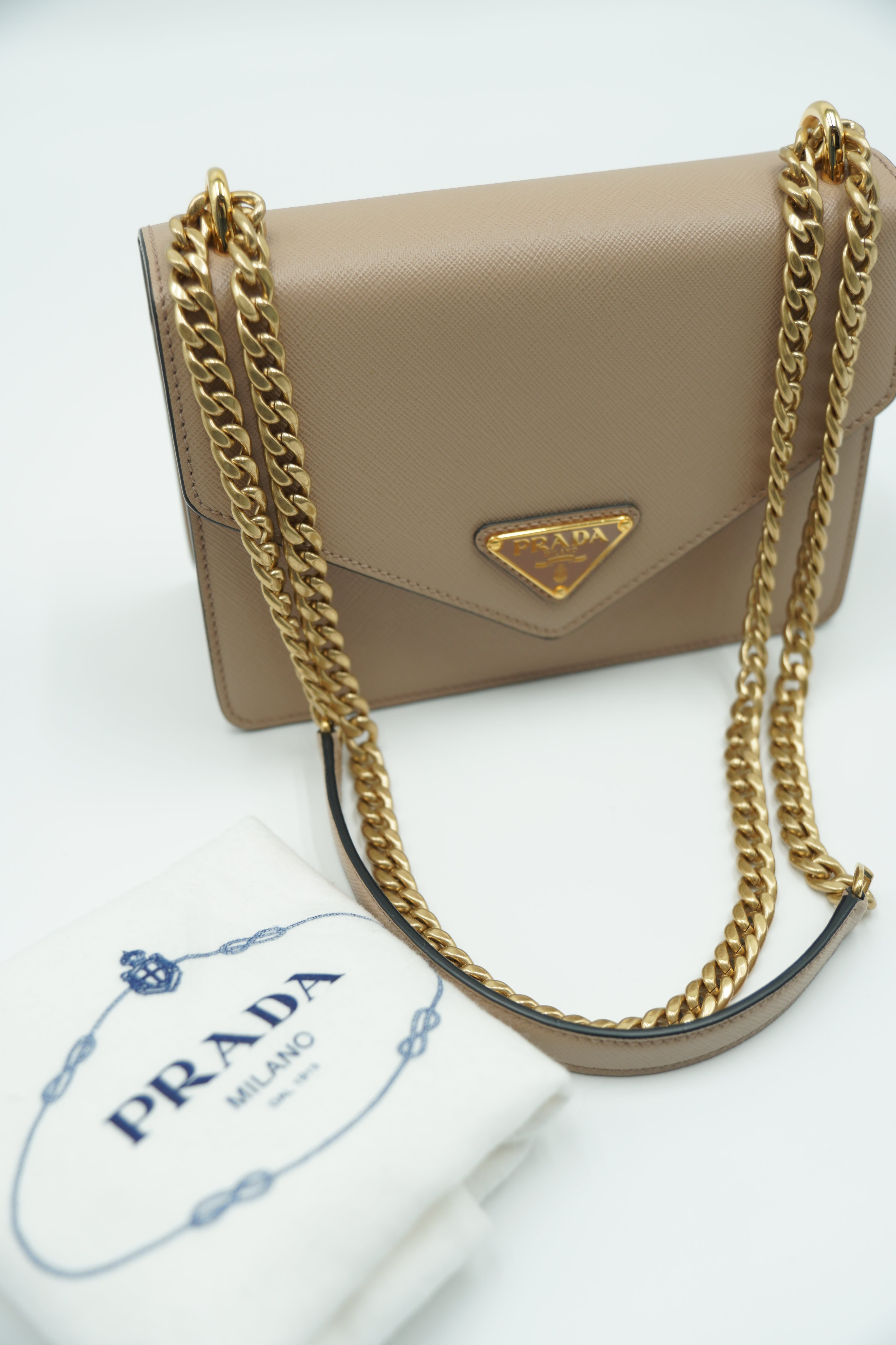 Bolso de hombro Prada Saffiano en color beige