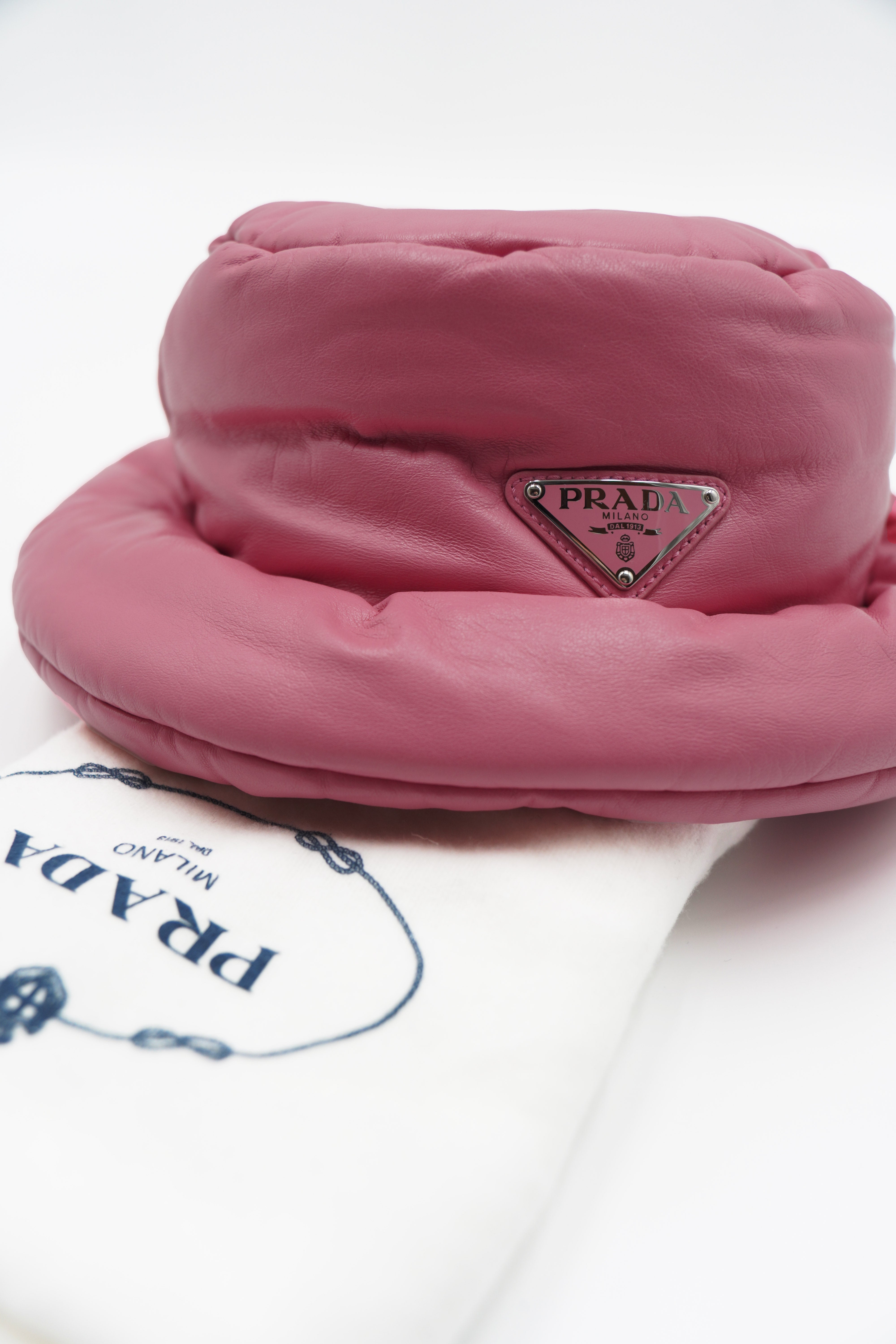 Sombrero acolchado de piel fucsia de Prada